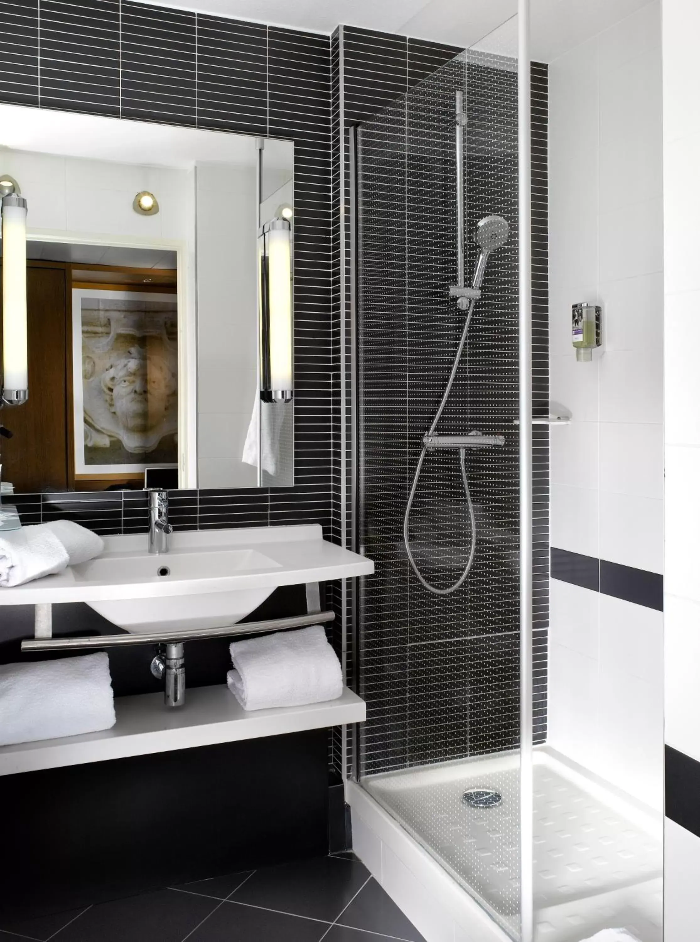 Shower, Bathroom in Mercure Bordeaux Centre Gare Saint Jean