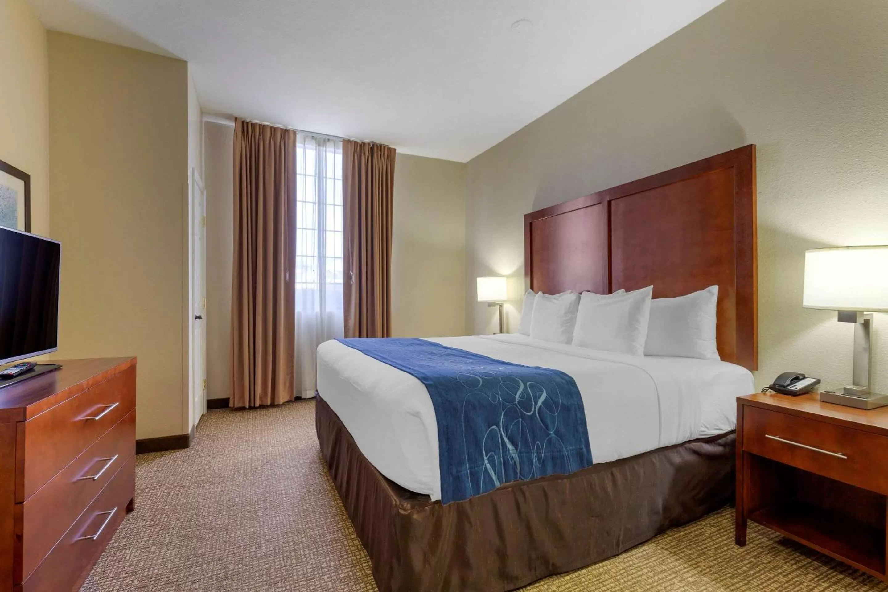 Photo of the whole room, Bed in Comfort Suites Fredericksburg South