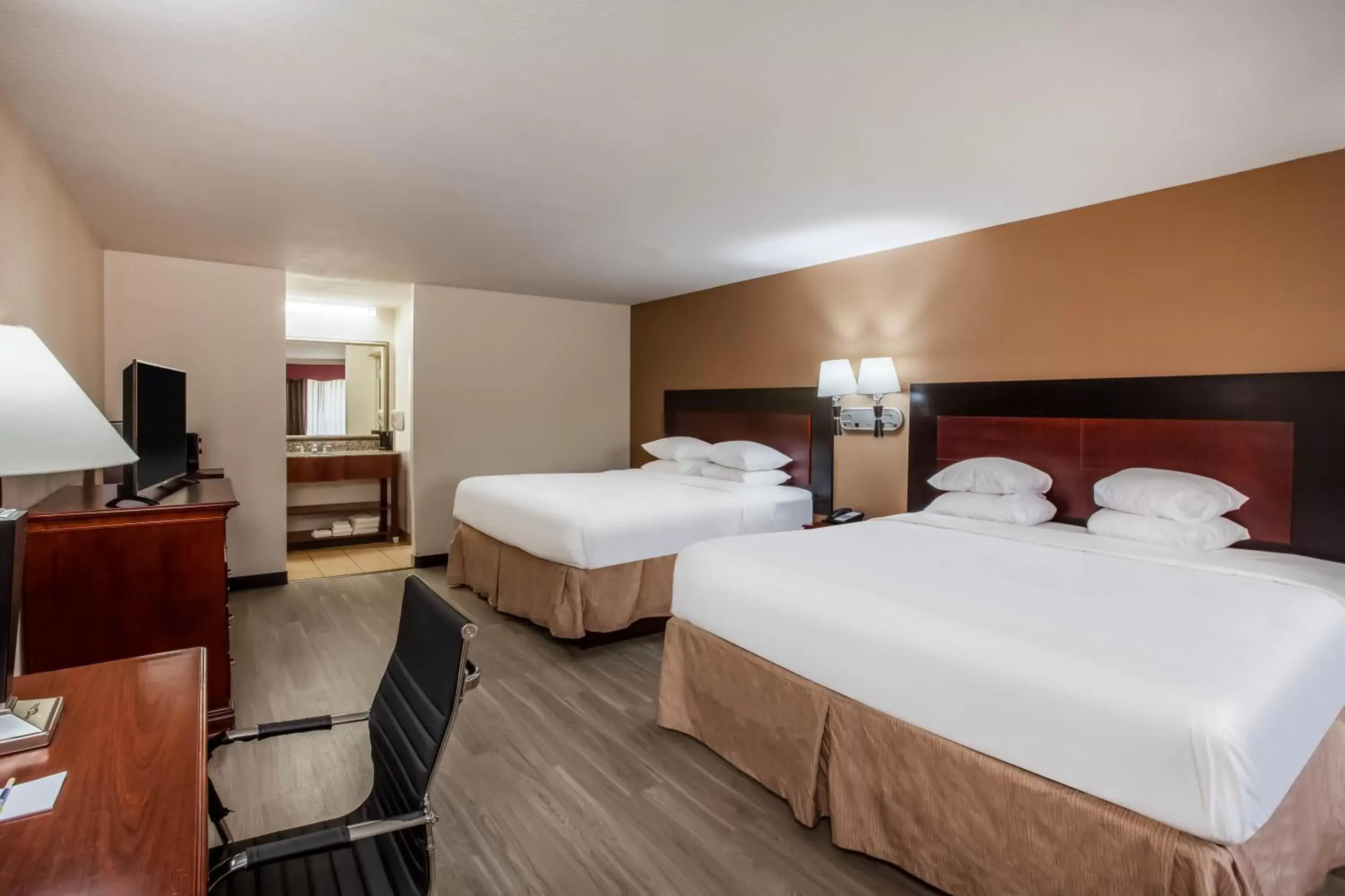 Photo of the whole room, Bed in Days Inn & Suites by Wyndham Tyler