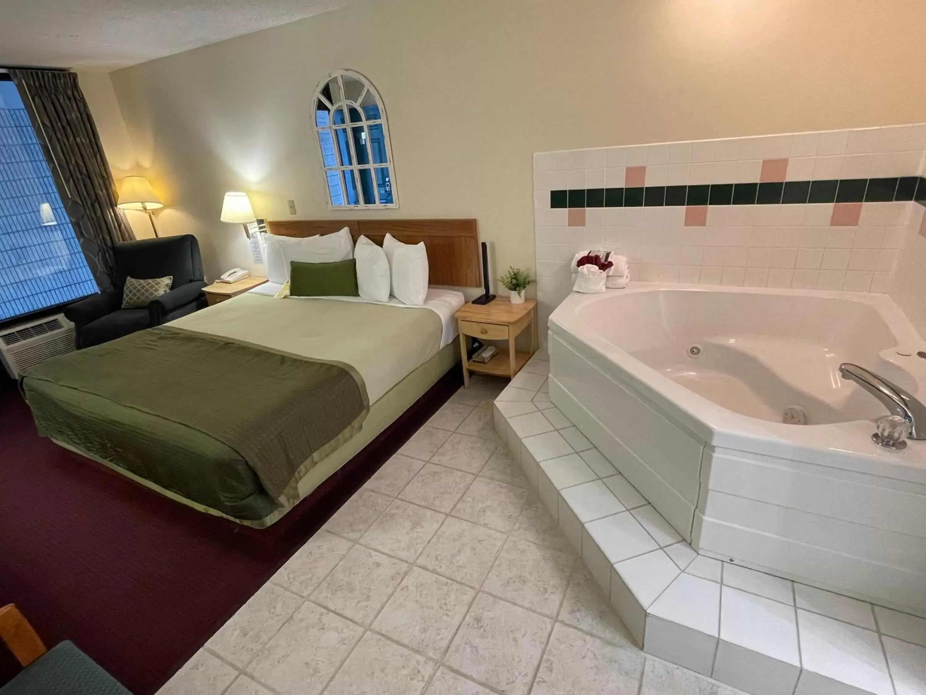 King Room with Spa Bath in Ozark Valley Inn