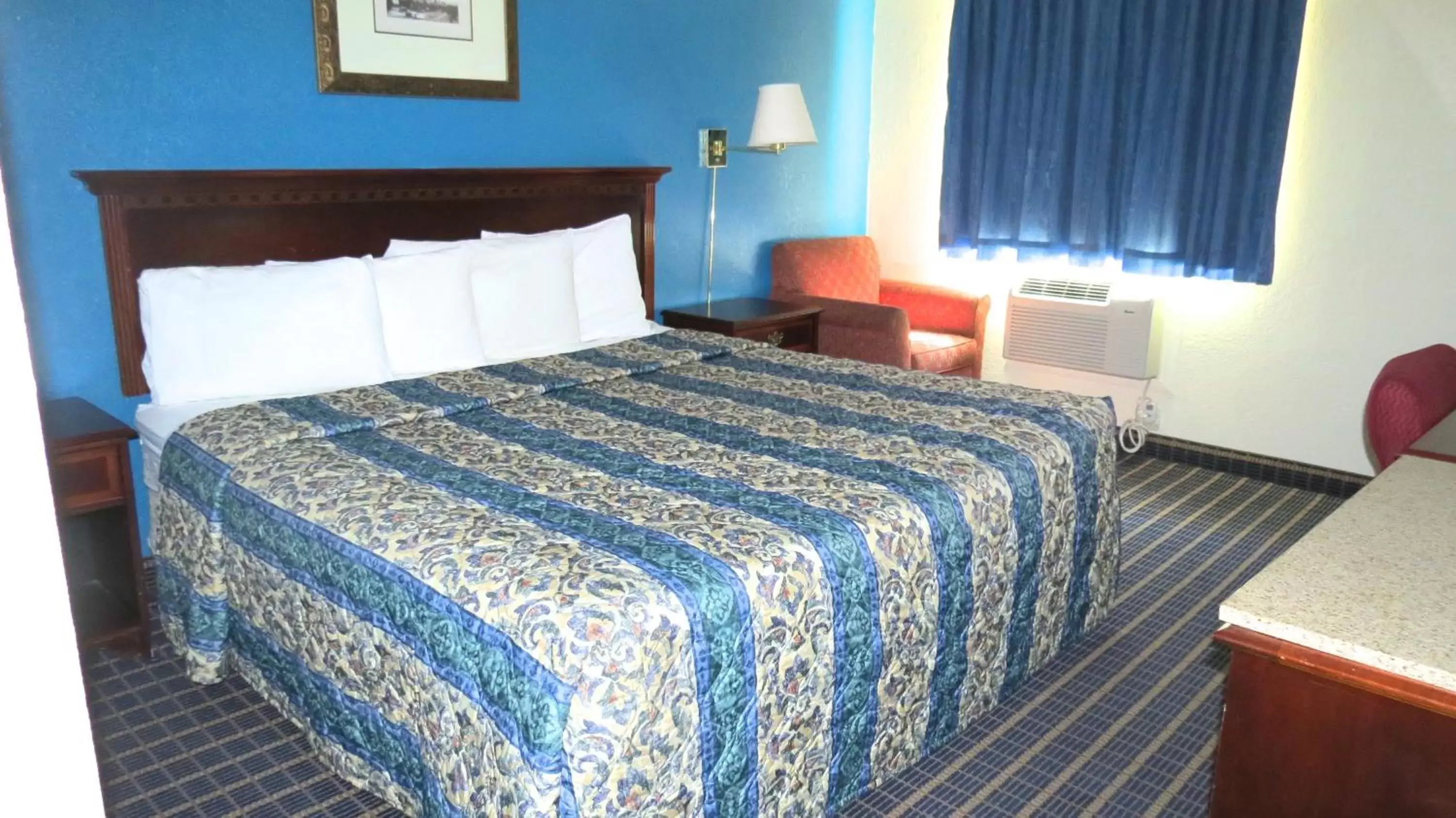 Photo of the whole room, Bed in Budget Host Airport Inn