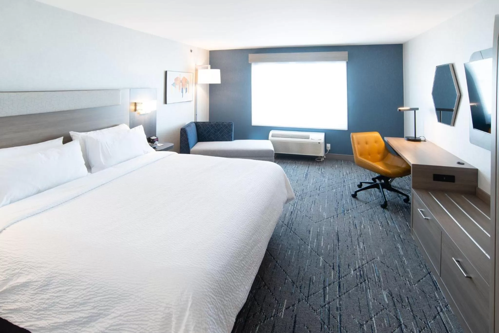 Photo of the whole room, Bed in Holiday Inn Express & Suites - Moose Jaw by IHG