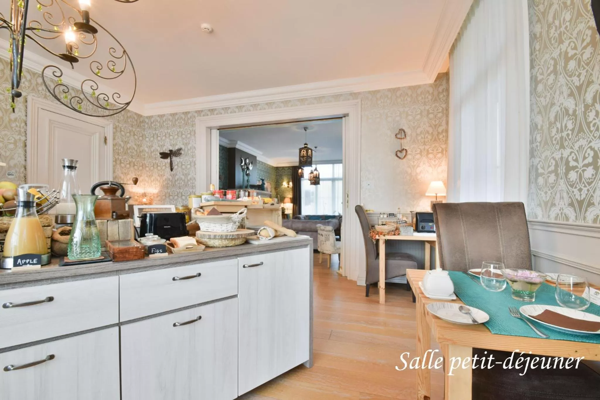 Breakfast in Hôtel l'Ecrin d'Ô