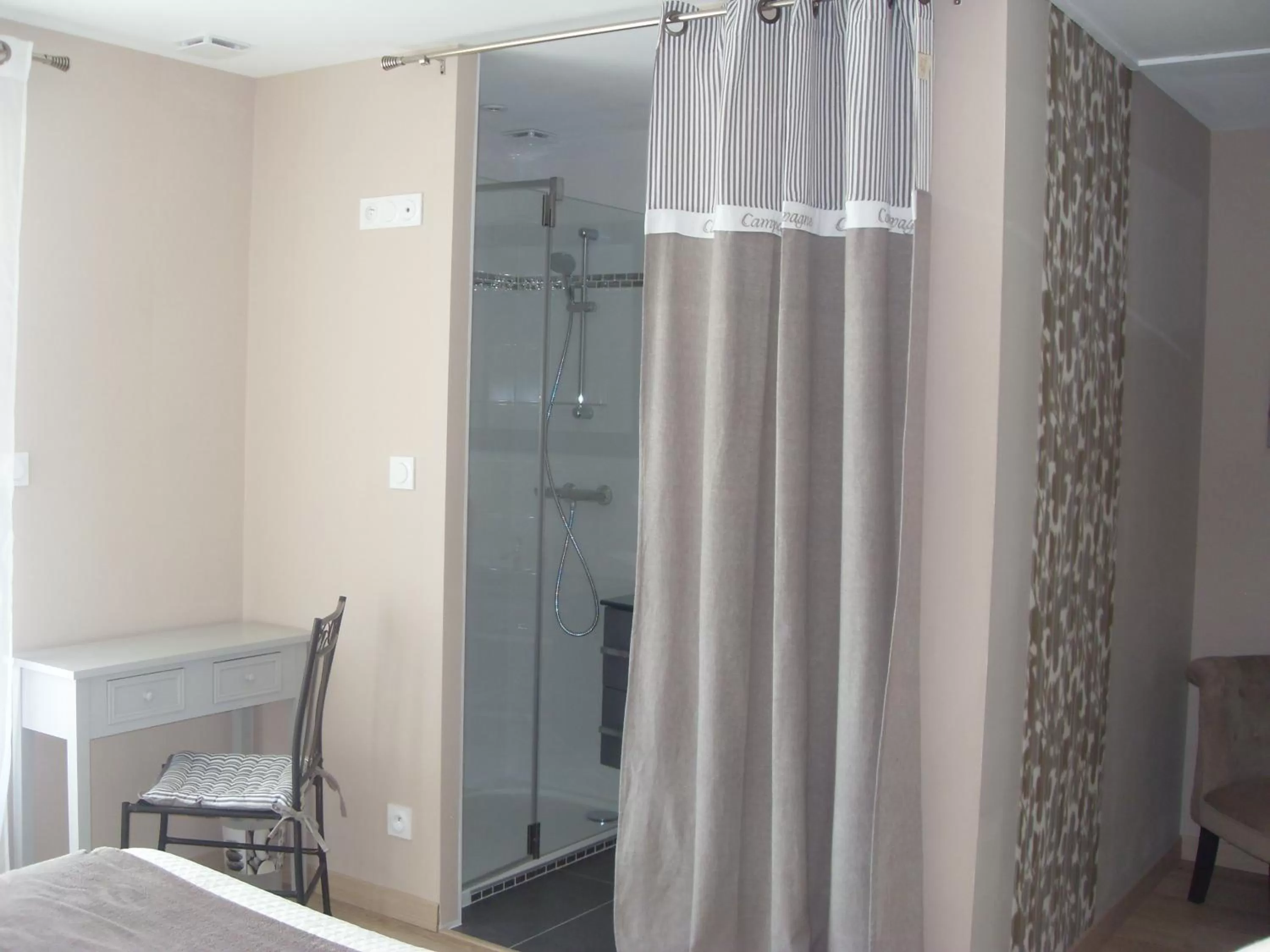 Decorative detail, Bathroom in Chambre d'hôtes Les Bruyères