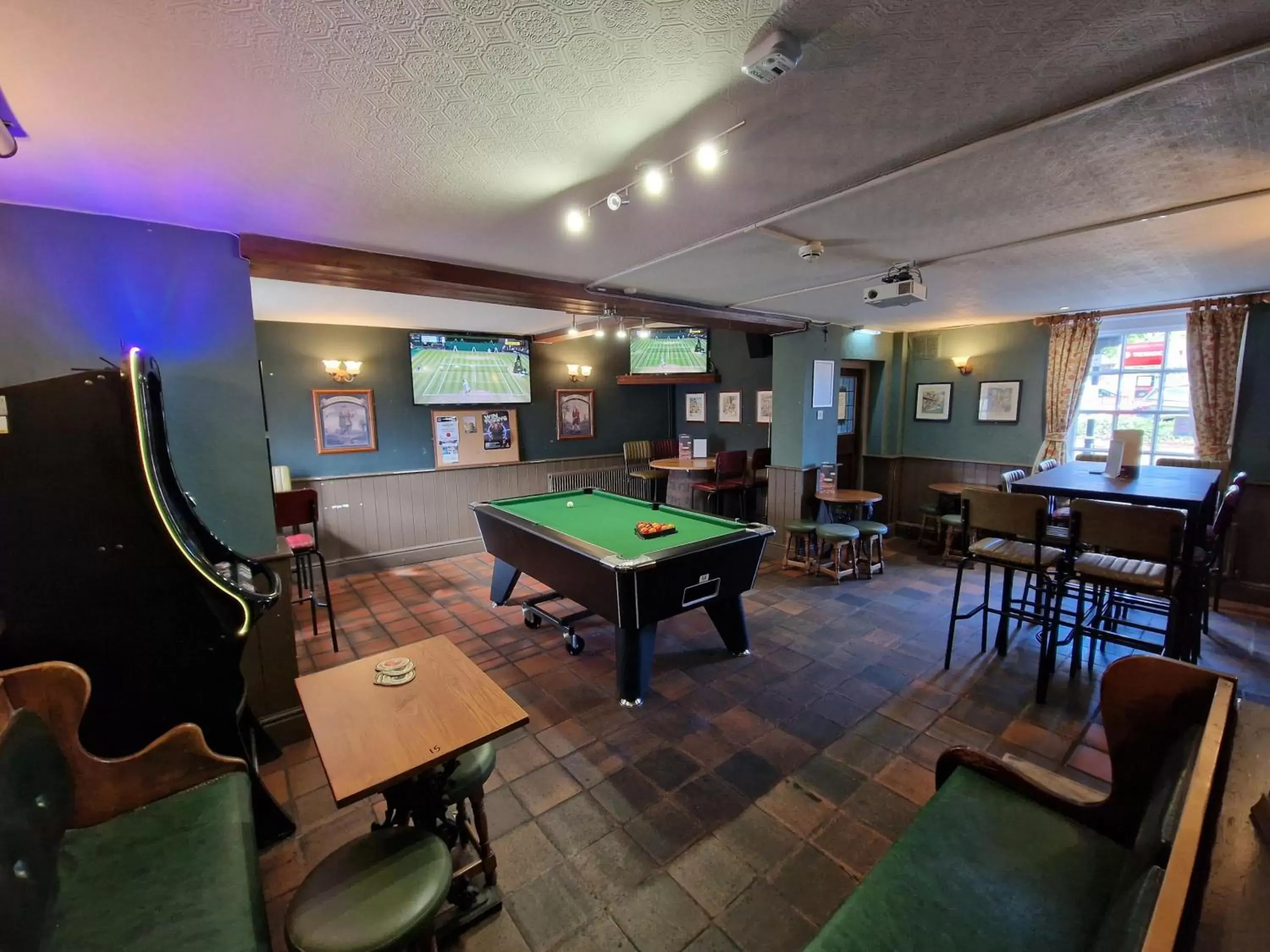 Lounge or bar, Billiards in The Foresters Arms