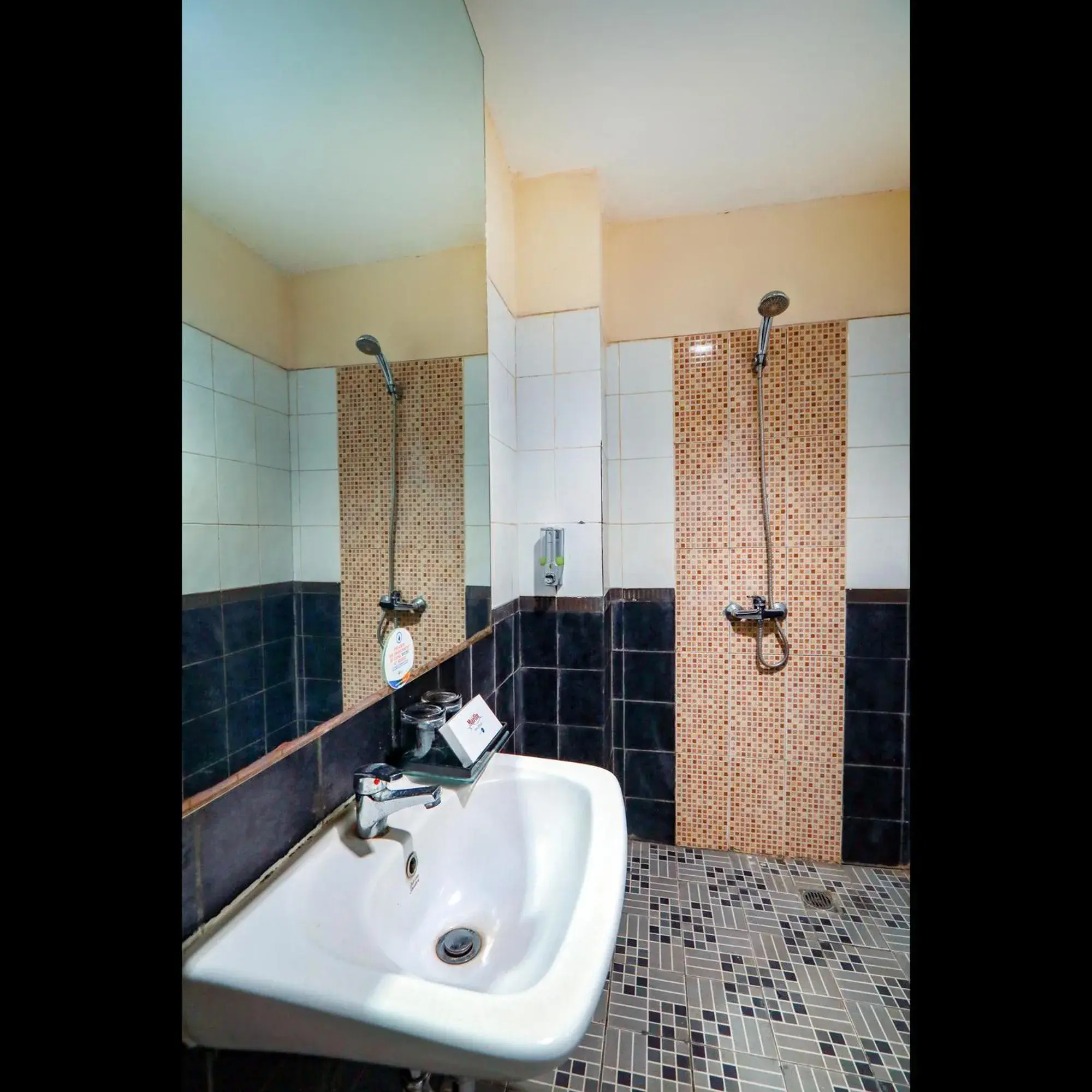 Bathroom in Hotel Marlin Pekalongan