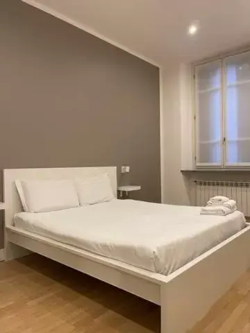Bedroom, Bed in Easy Milano - Rooms and Apartments Navigli