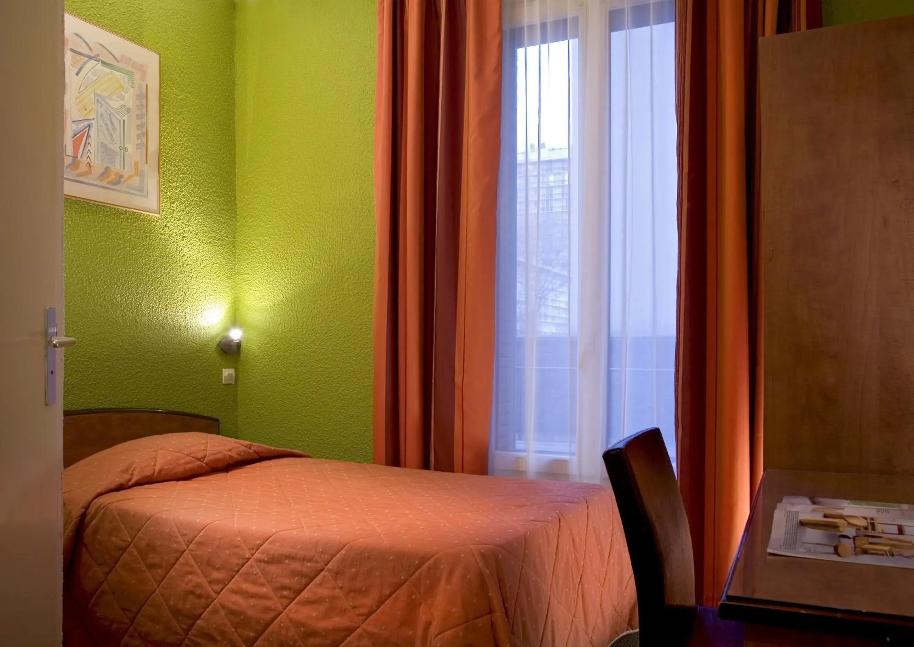 Photo of the whole room, Room Photo in Timhotel Boulogne Rives De Seine