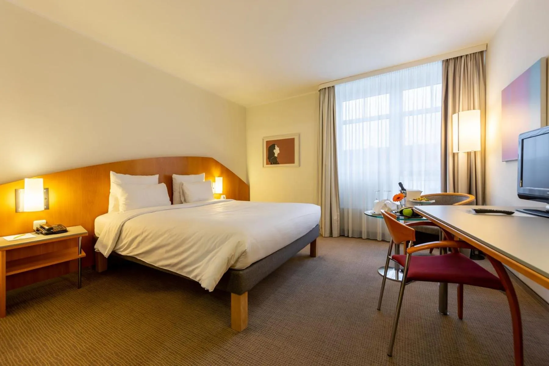 Toilet, Bed in Novotel Mainz