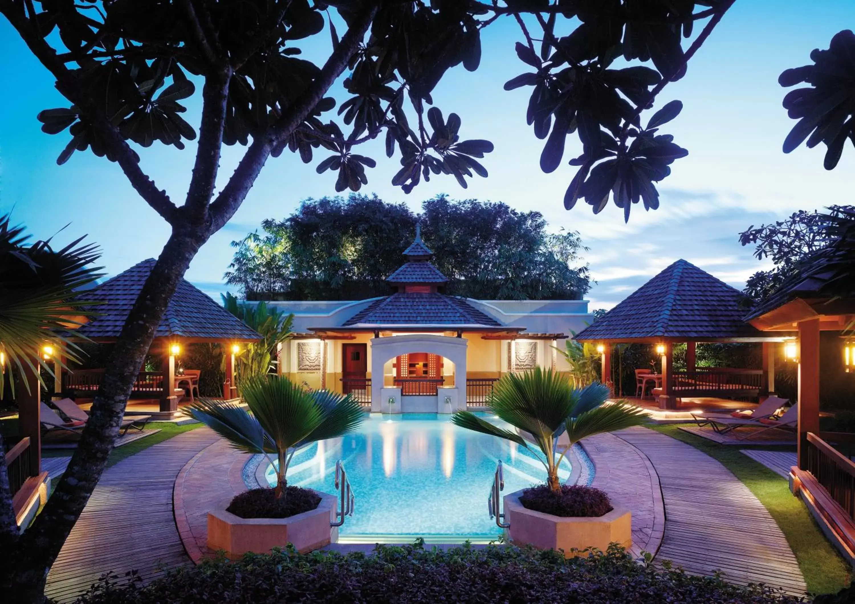Swimming pool in Shangri-La Mactan, Cebu Swimming pool in Shangri-La Mactan, Cebu
