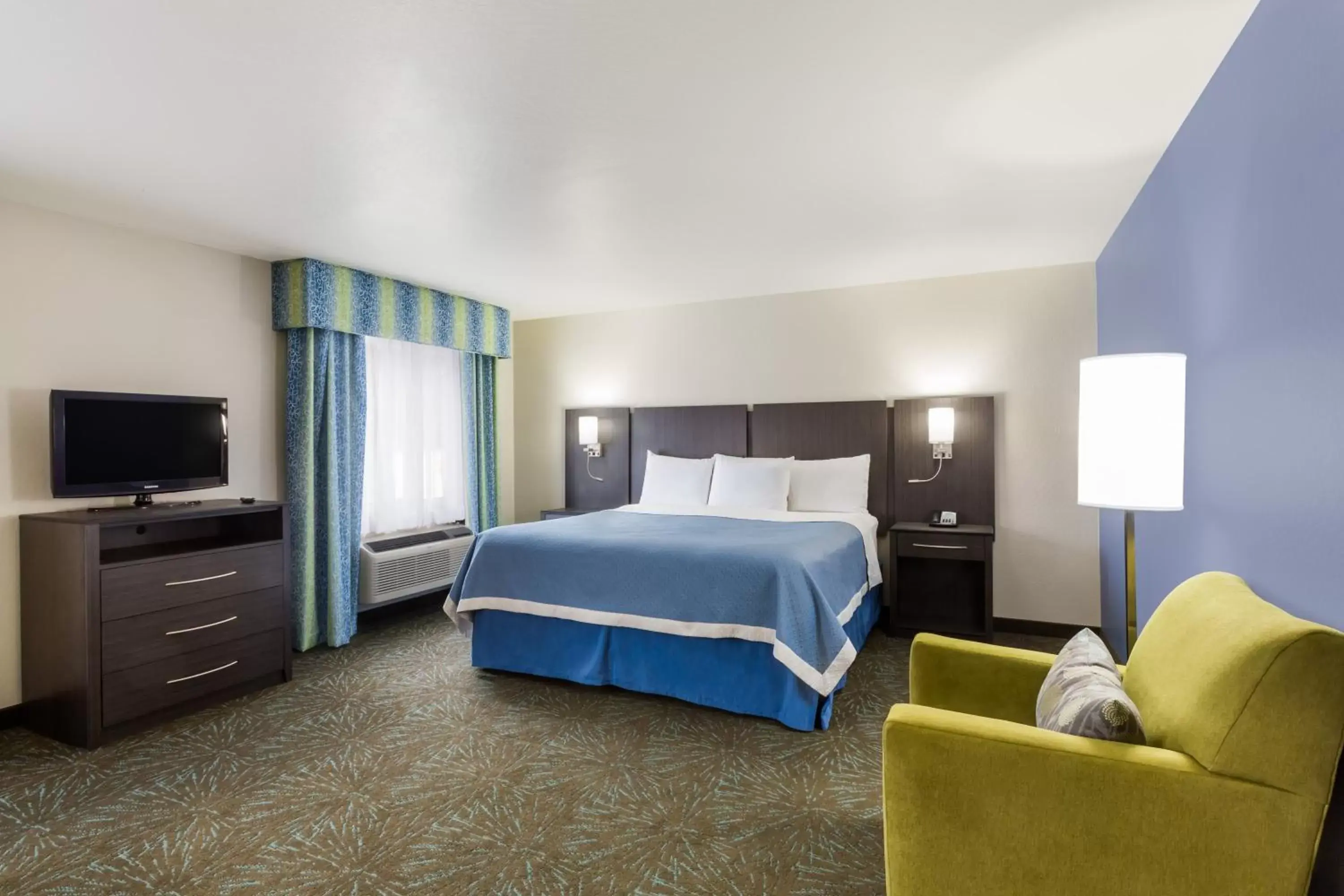 Bed in Days Inn & Suites by Wyndham East Flagstaff