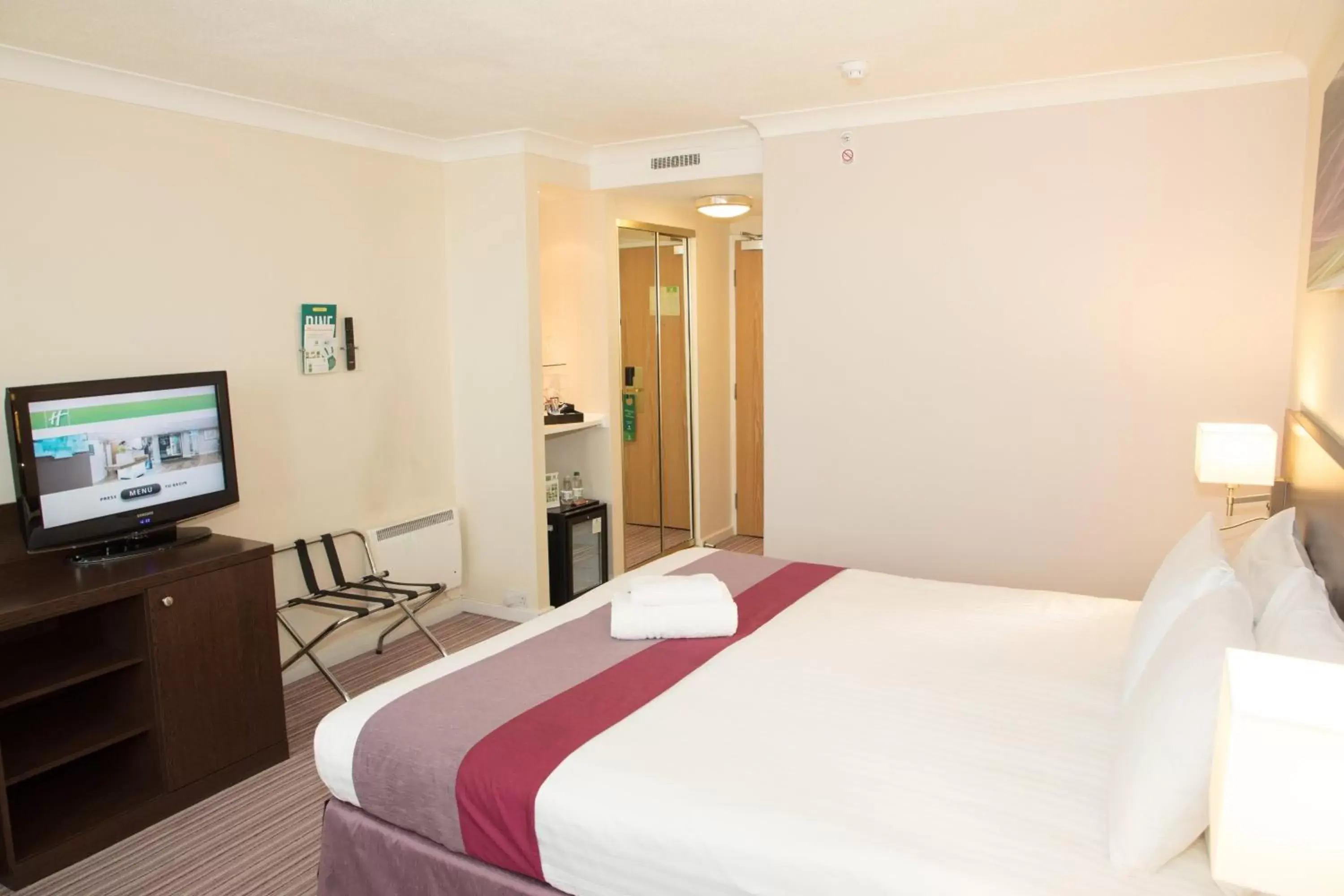 Photo of the whole room, Bed in Holiday Inn Slough Windsor, an IHG Hotel