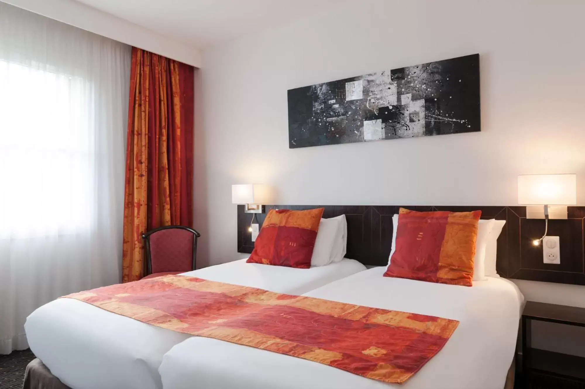 Photo of the whole room, Bed in La Berteliere, The Originals Relais (Qualys-Hotel)