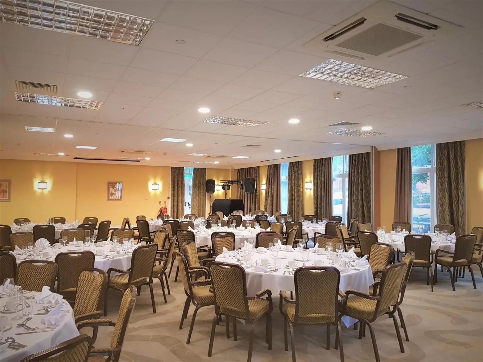 Meeting/conference room, Restaurant/Places to Eat in Holiday Inn Kenilworth - Warwick, an IHG Hotel