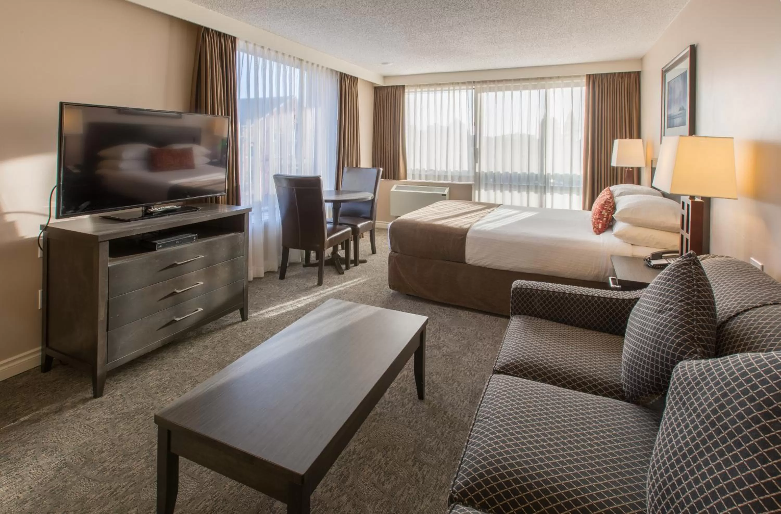 Bedroom, Bed in The Embassy Inn