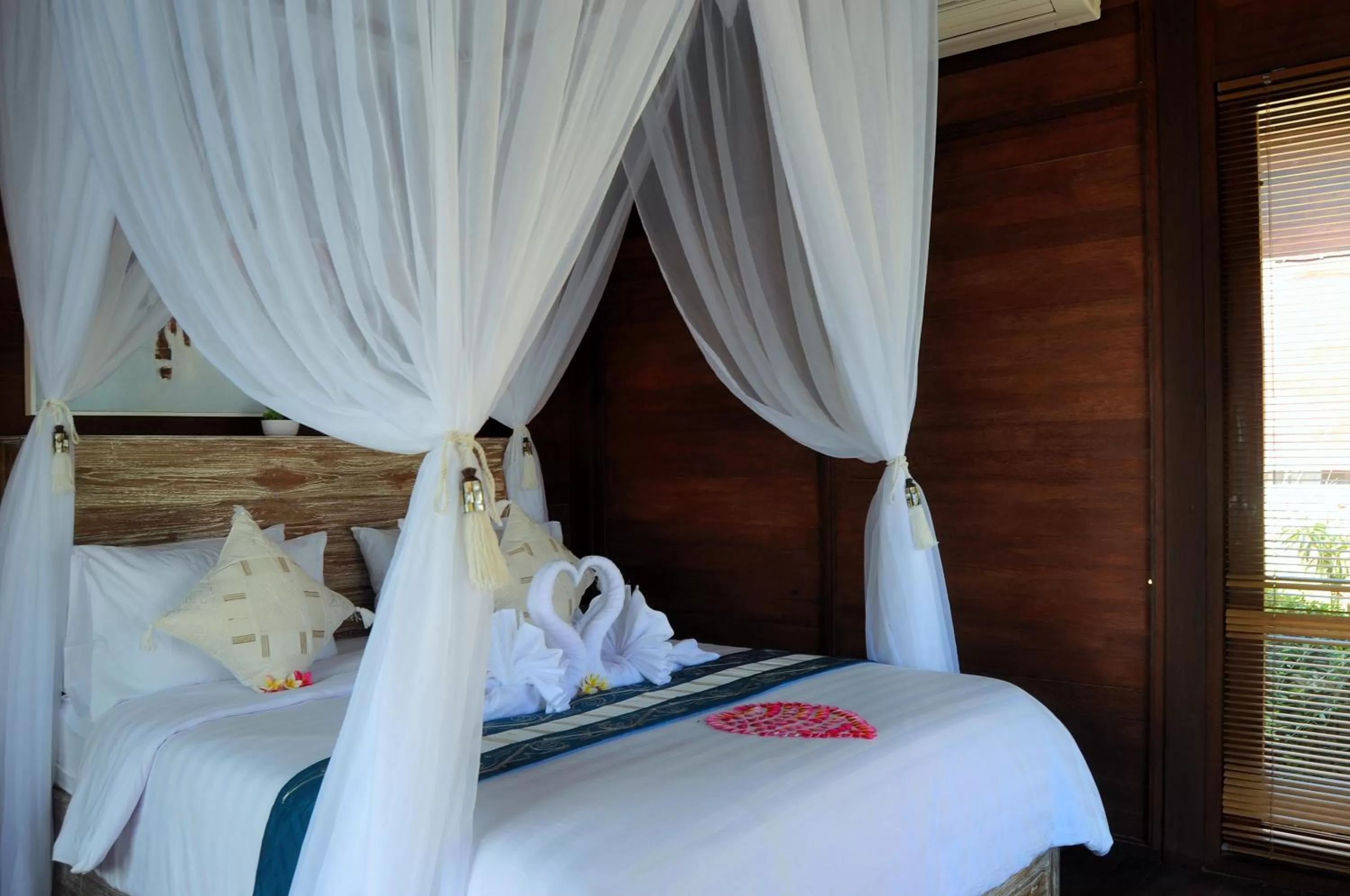 Bedroom, Bed in Ocean Terrace Suite And Spa Luxury