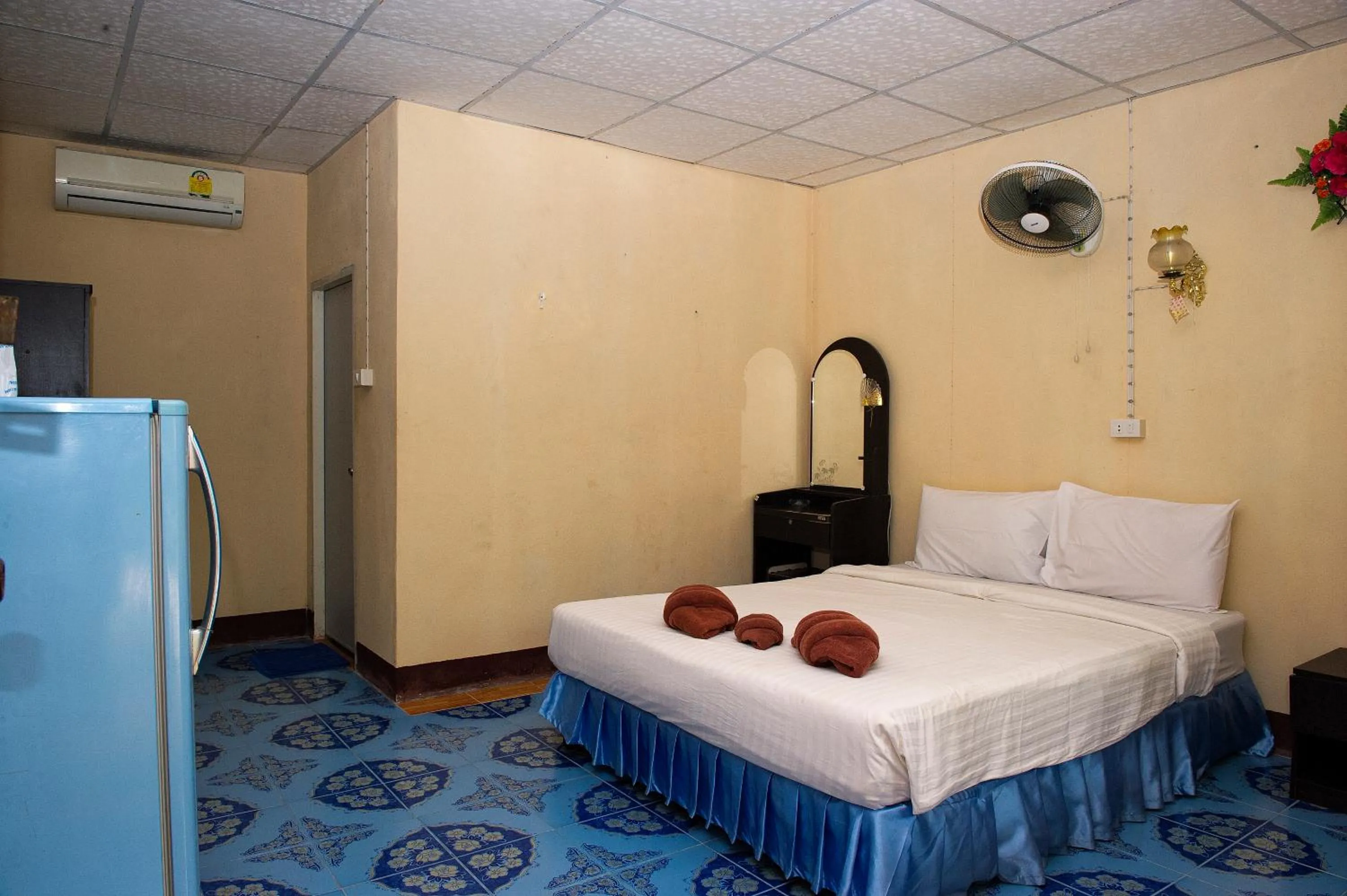 Photo of the whole room, Bed in Moonwalk Lanta Resort