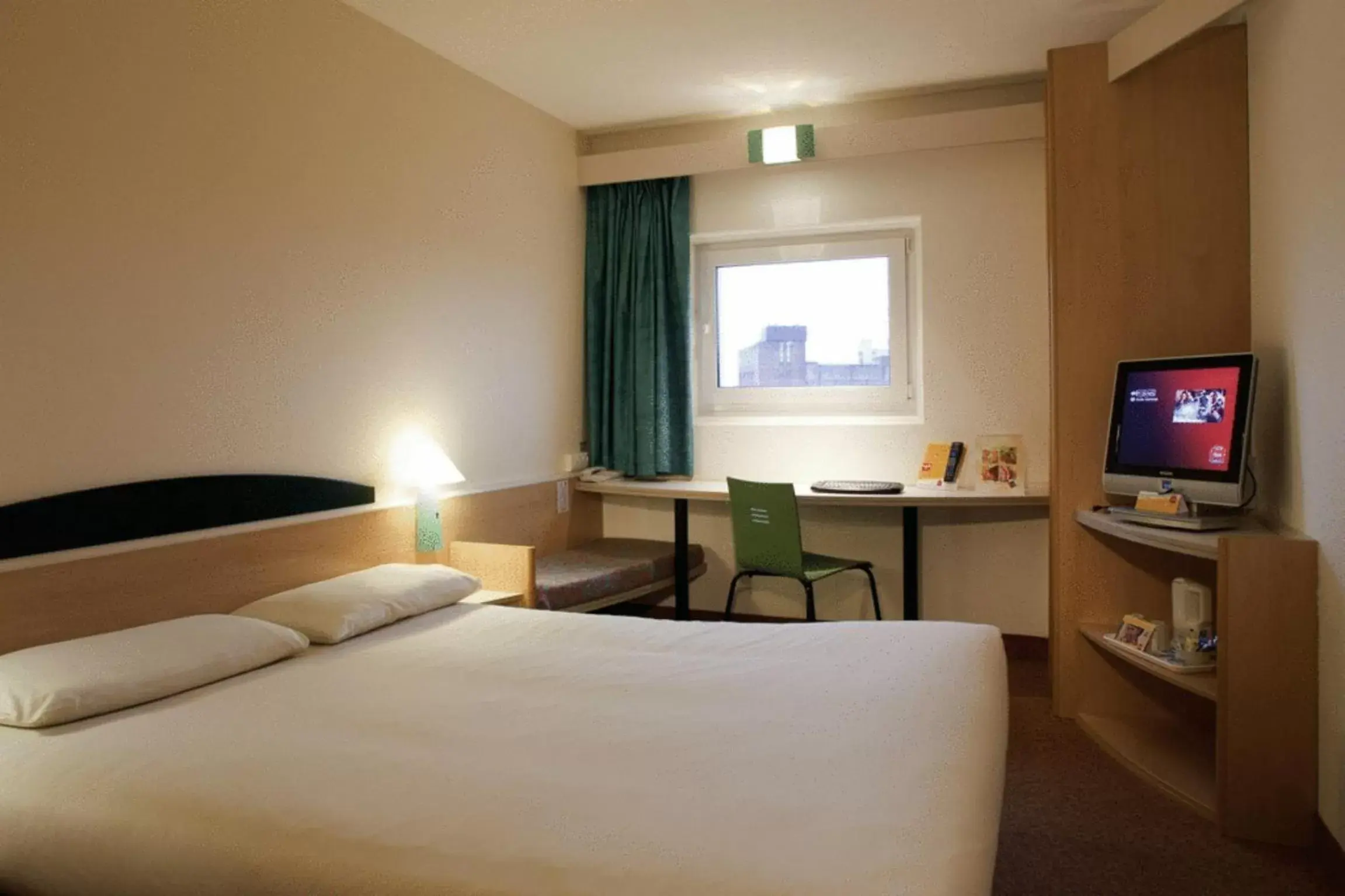 Bedroom, Bed in ibis Leeds Centre Marlborough Street