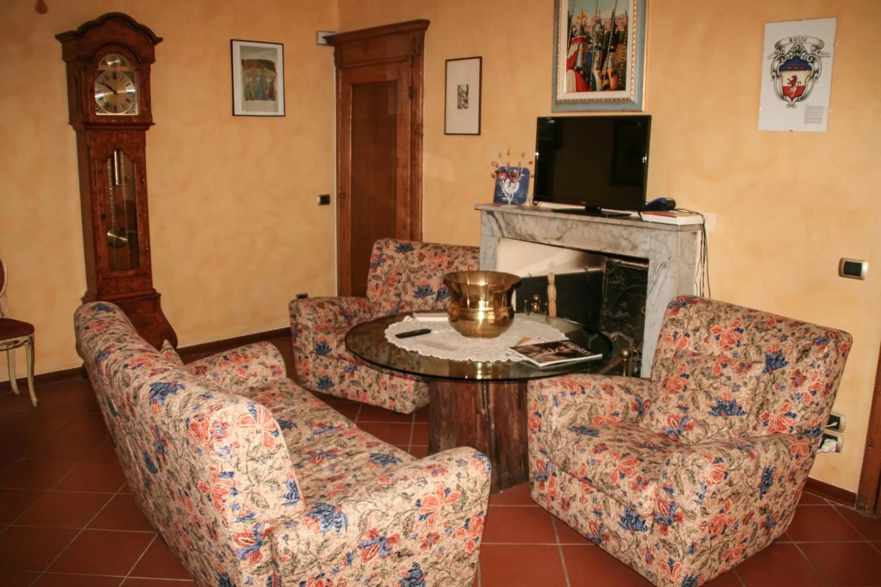 Communal lounge/ TV room, Seating Area in Antica Cittadella B&B