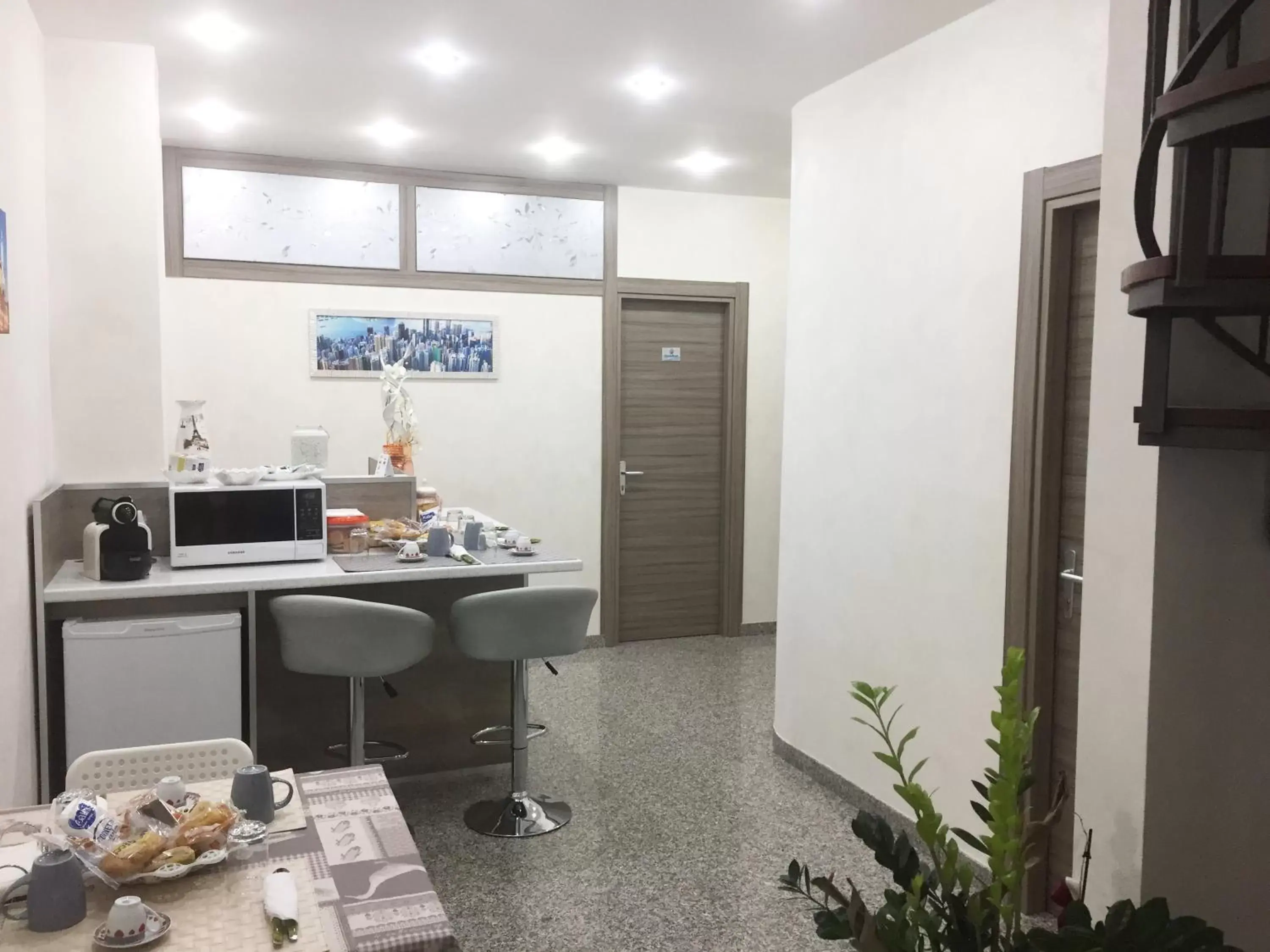 Lobby or reception, Kitchen/Kitchenette in Charm Airport