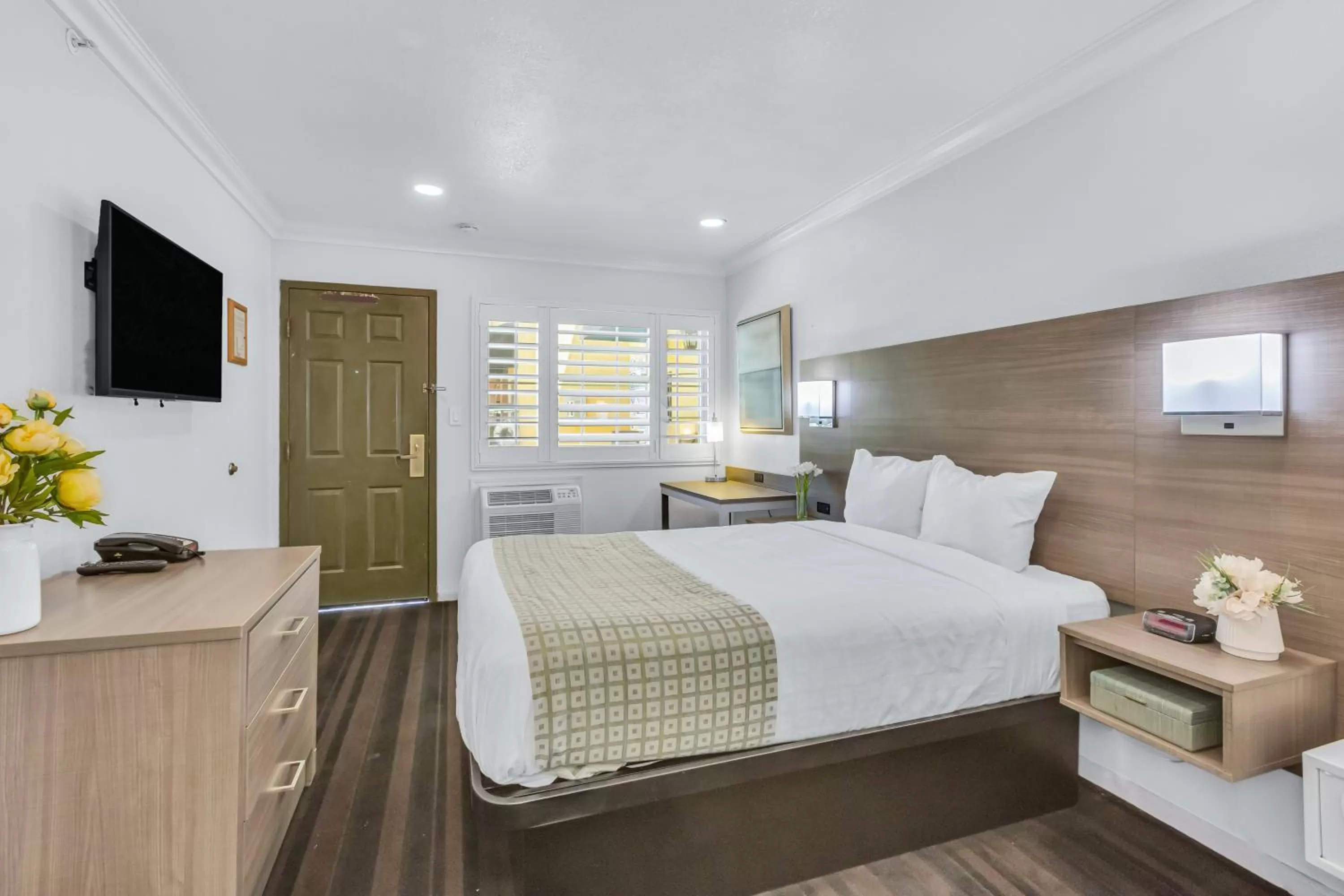 Bed in Napa Valley Hotel & Suites