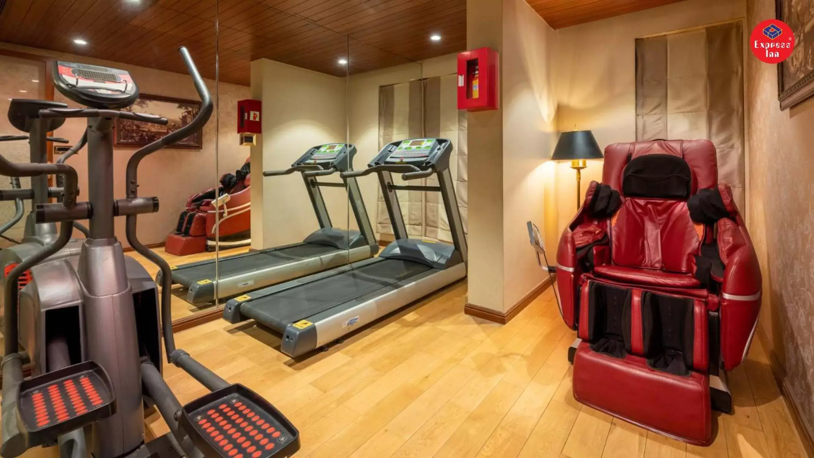 Fitness centre/facilities in Express Inn The Business Luxury Hotel Fitness centre/facilities in Express Inn The Business Luxury Hotel