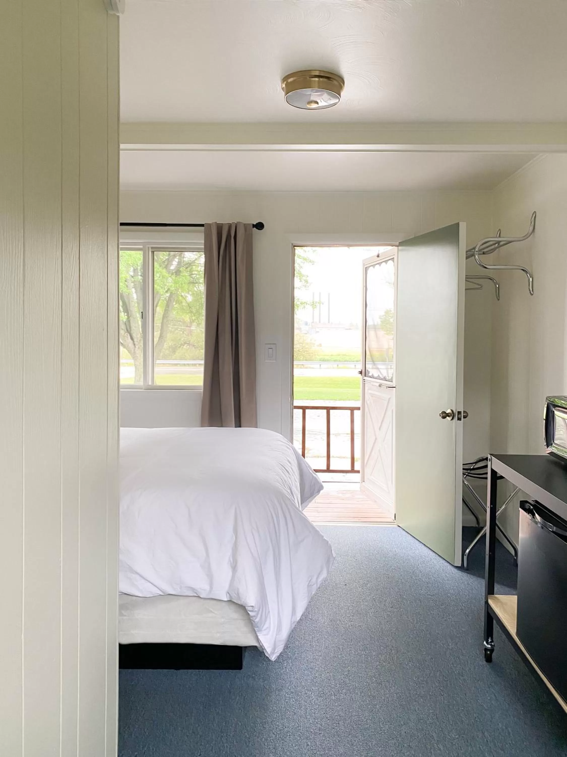 Bedroom, Bed in The River Hills Motel - Algoma, WI - Near Door County