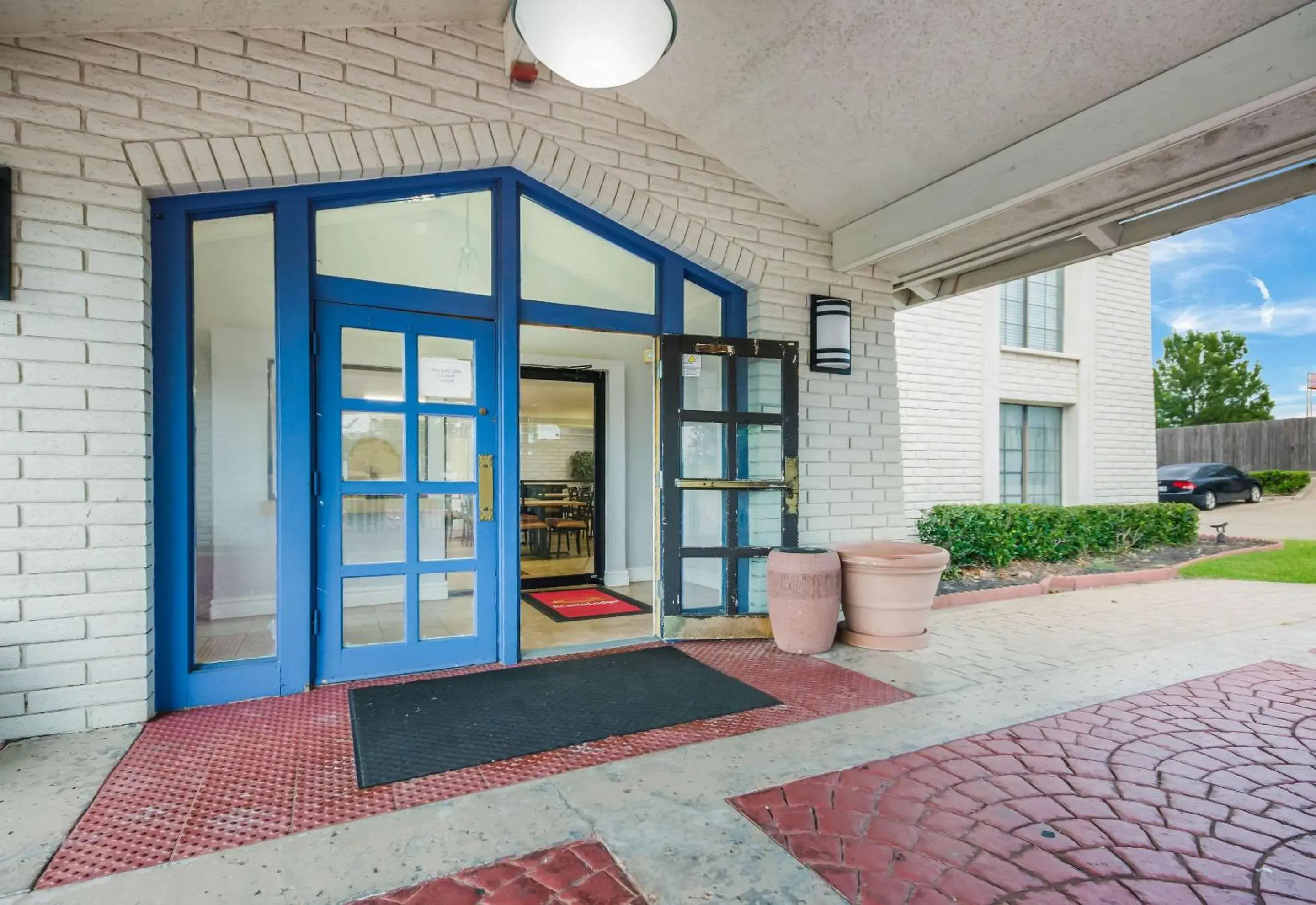 Property building in Econo Lodge Property building in Econo Lodge