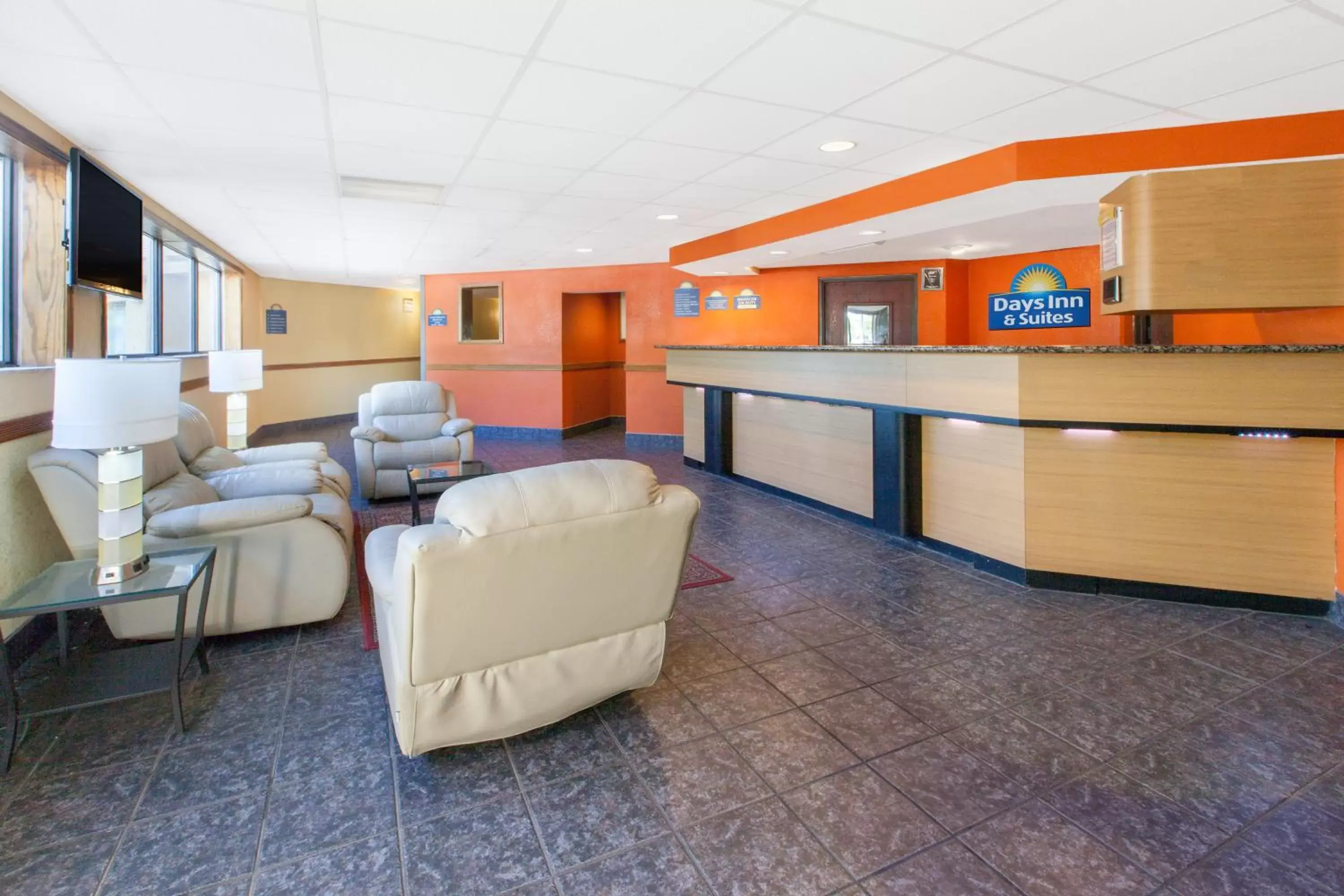 Lobby or reception, Lounge/Bar in Days Inn & Suites by Wyndham Madison Heights MI