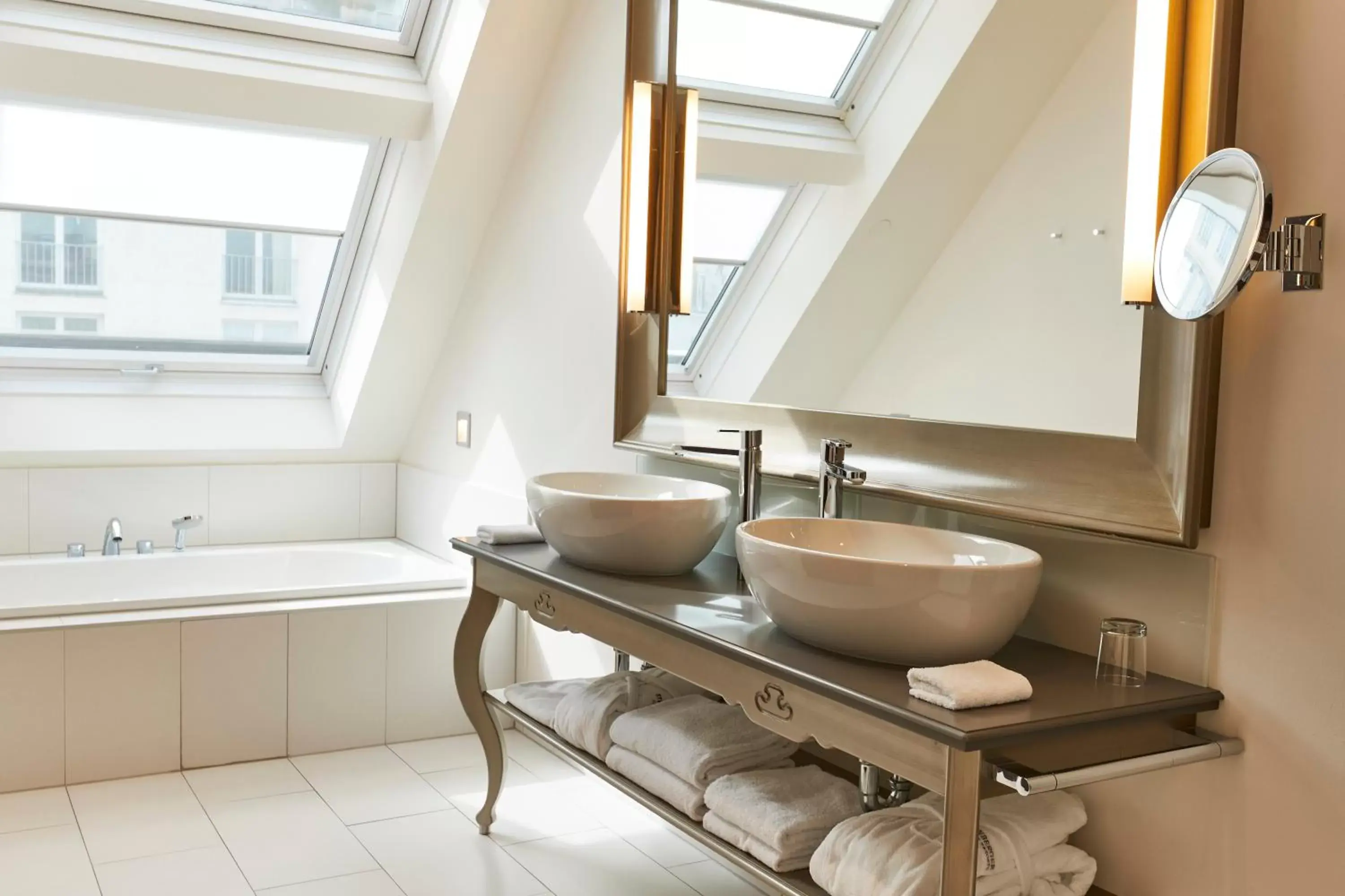Shower, Bathroom in Steigenberger Hotel Herrenhof