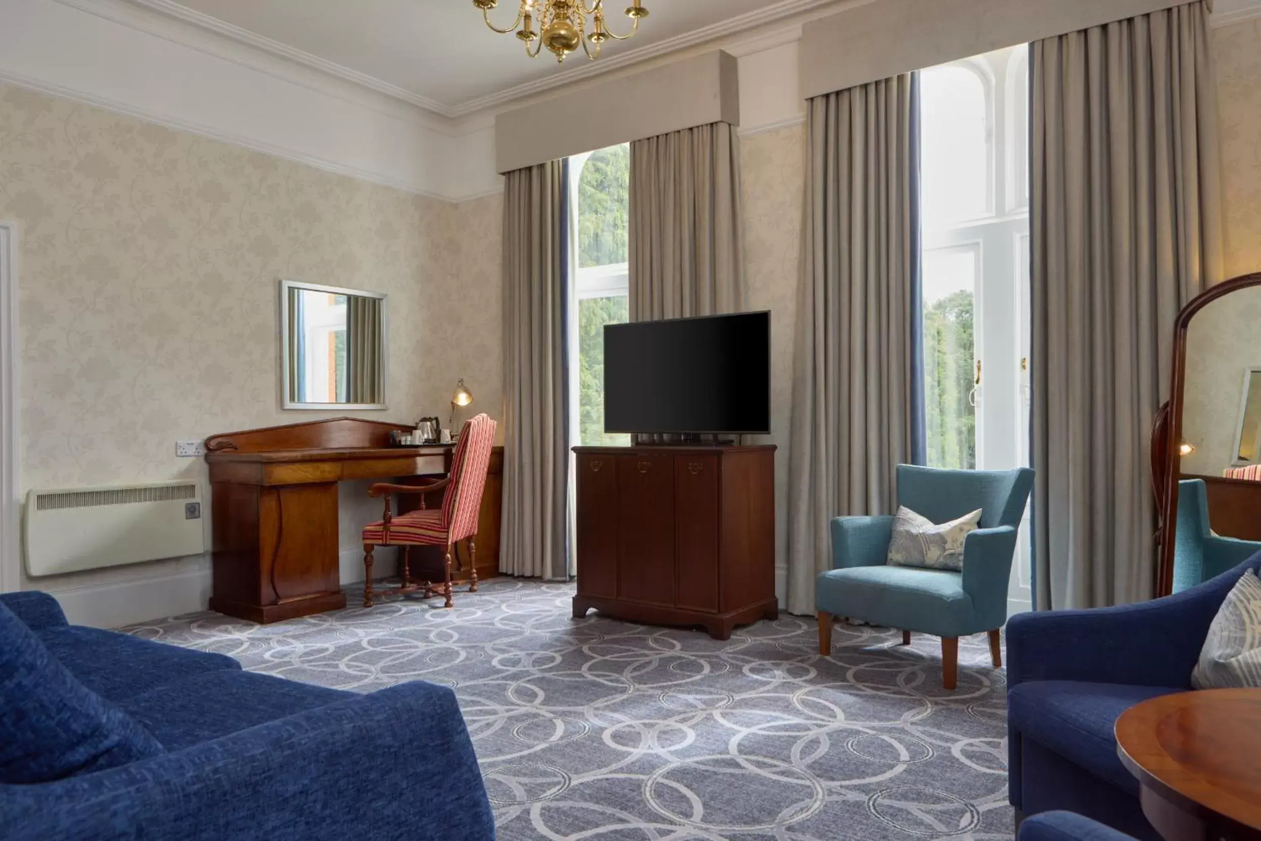 Communal lounge/ TV room, TV/Entertainment Center in DoubleTree by Hilton St. Anne's Manor