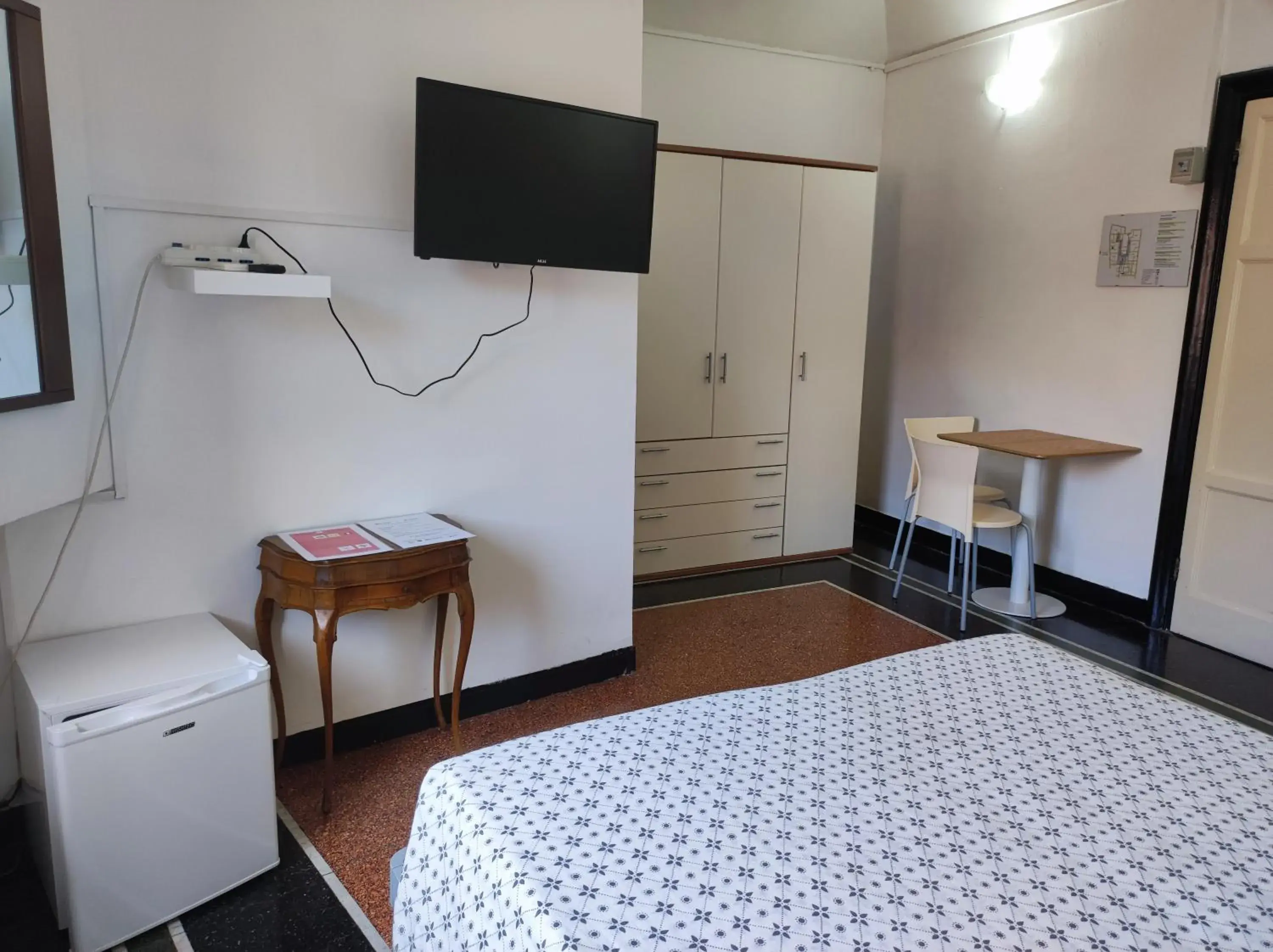 Bed, TV/Entertainment Center in Albergo Caffaro