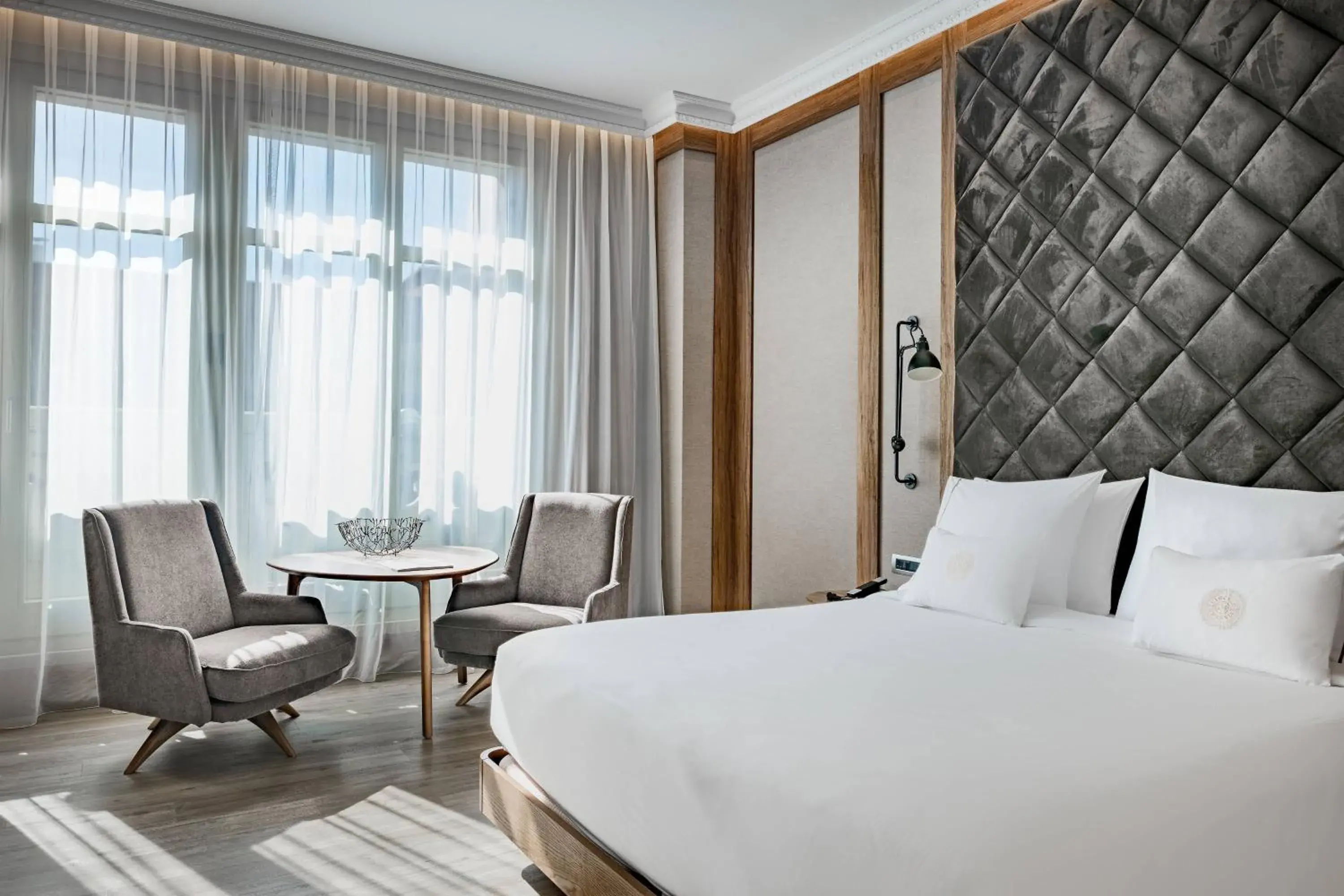 Photo of the whole room, Bed in Círculo Gran Vía, Autograph Collection (Adults Only) Photo of the whole room, Bed in Círculo Gran Vía, Autograph Collection (Adults Only)