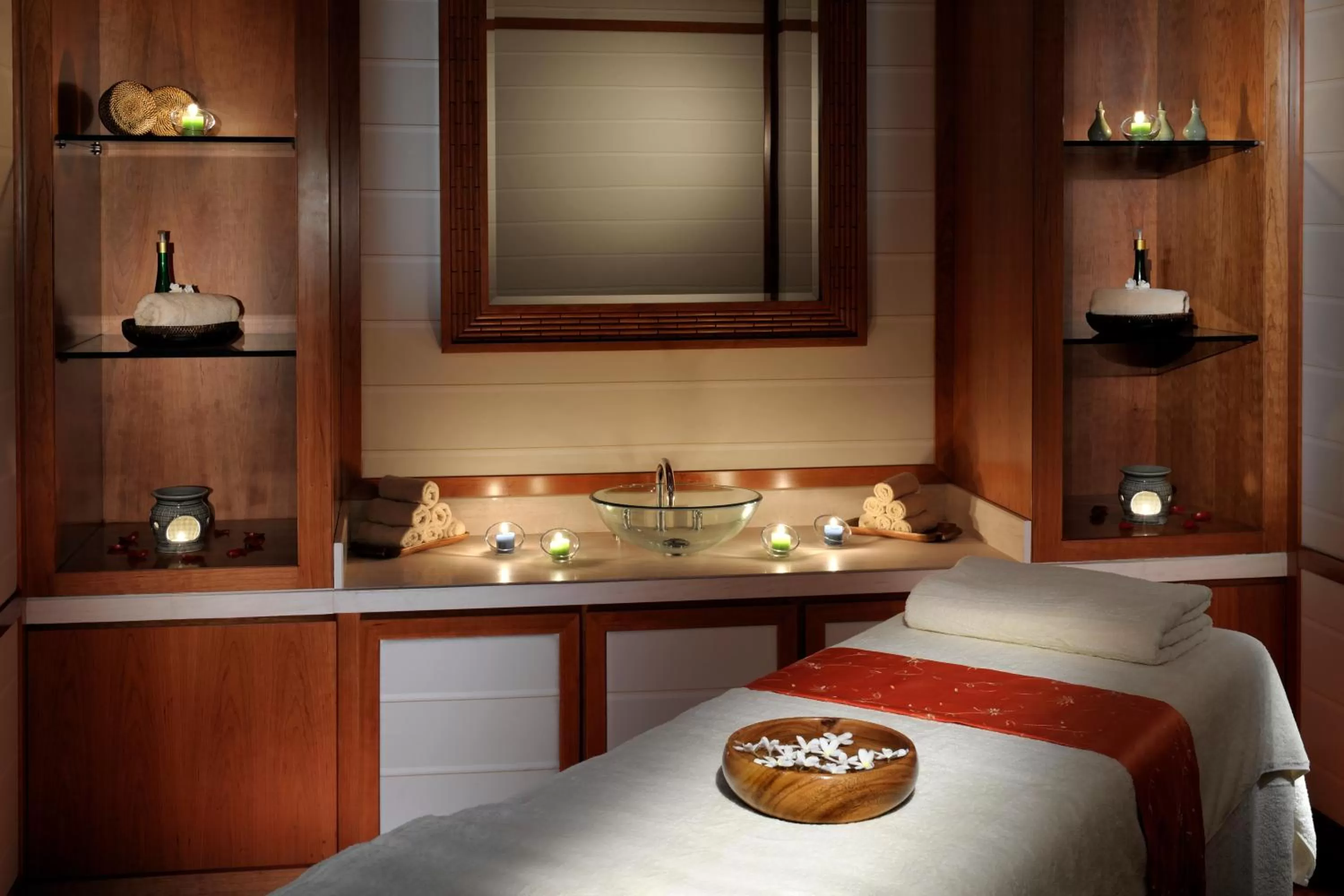 Spa and wellness centre/facilities, Bed in Crowne Plaza - Dubai Jumeirah by IHG