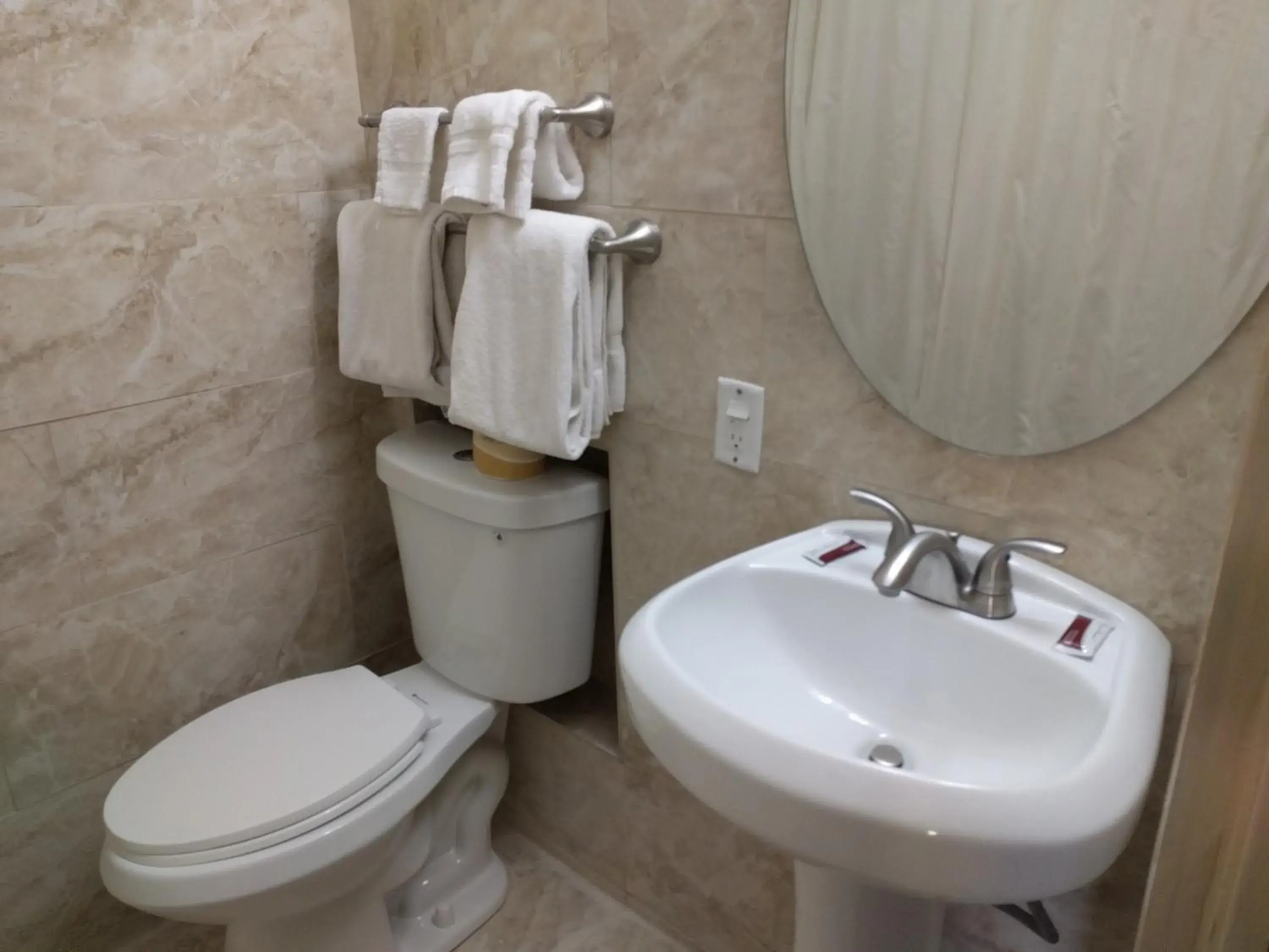 Toilet, Bathroom in El Rey Motel
