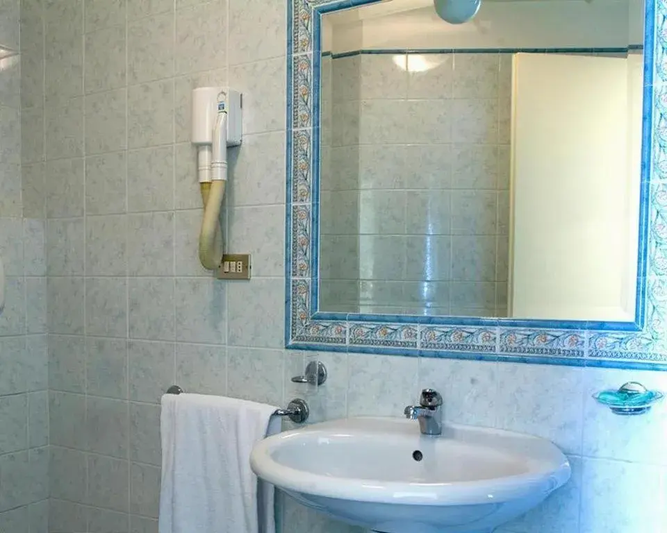 Shower, Bathroom in Hotel Laura