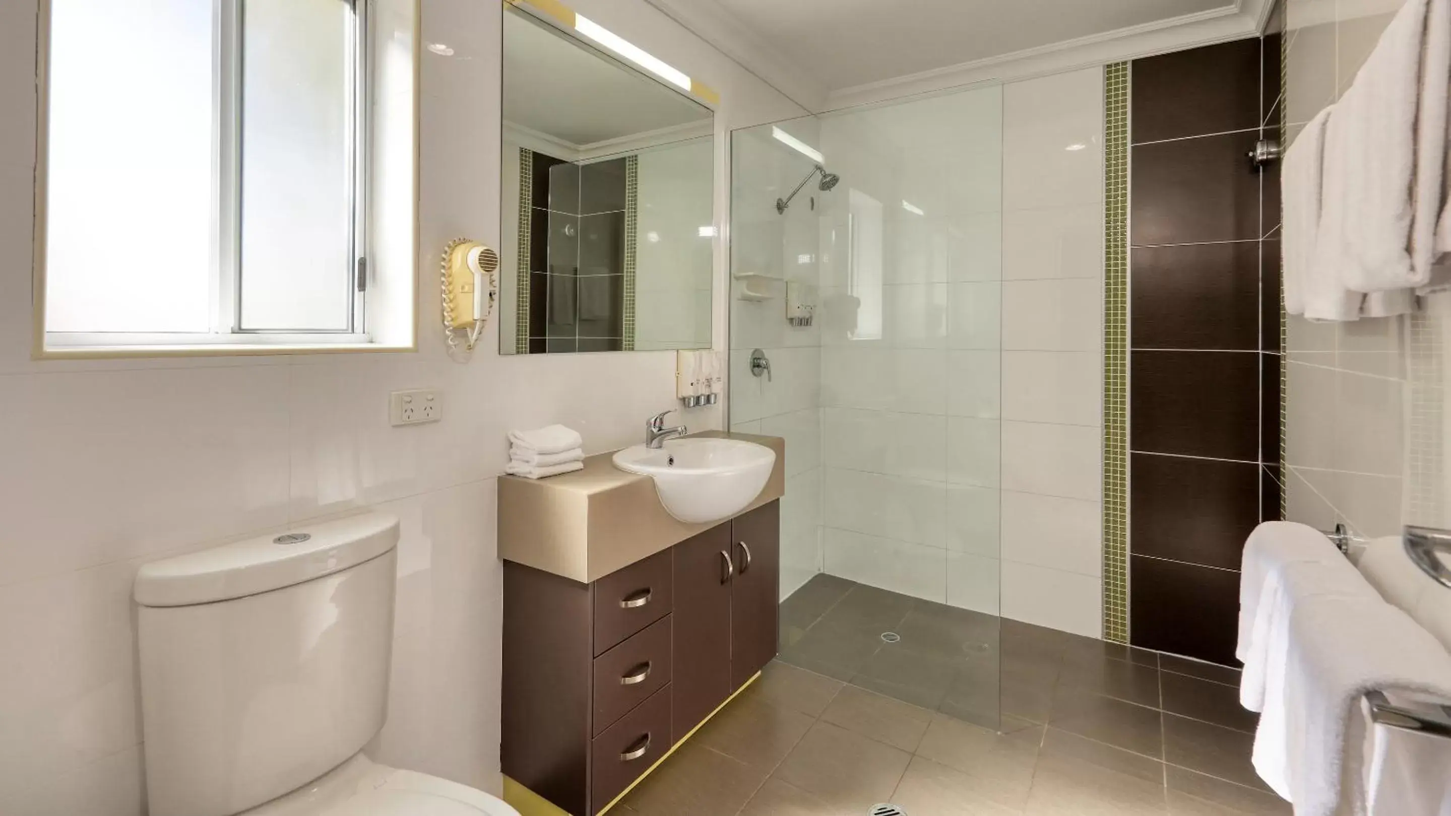 Shower, Bathroom in Drovers Motor Inn