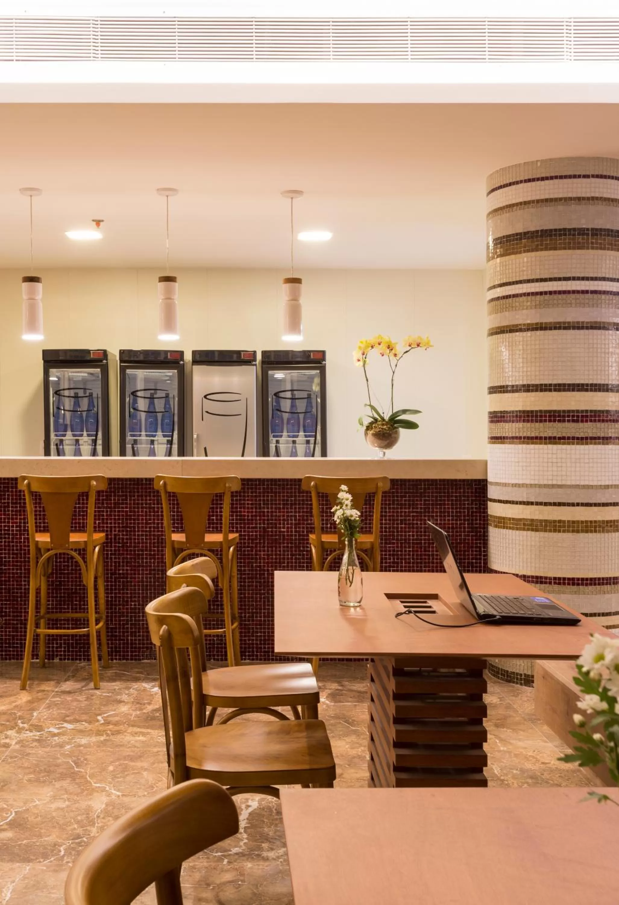 Lounge or bar in Sleep Inn Praia do Canto