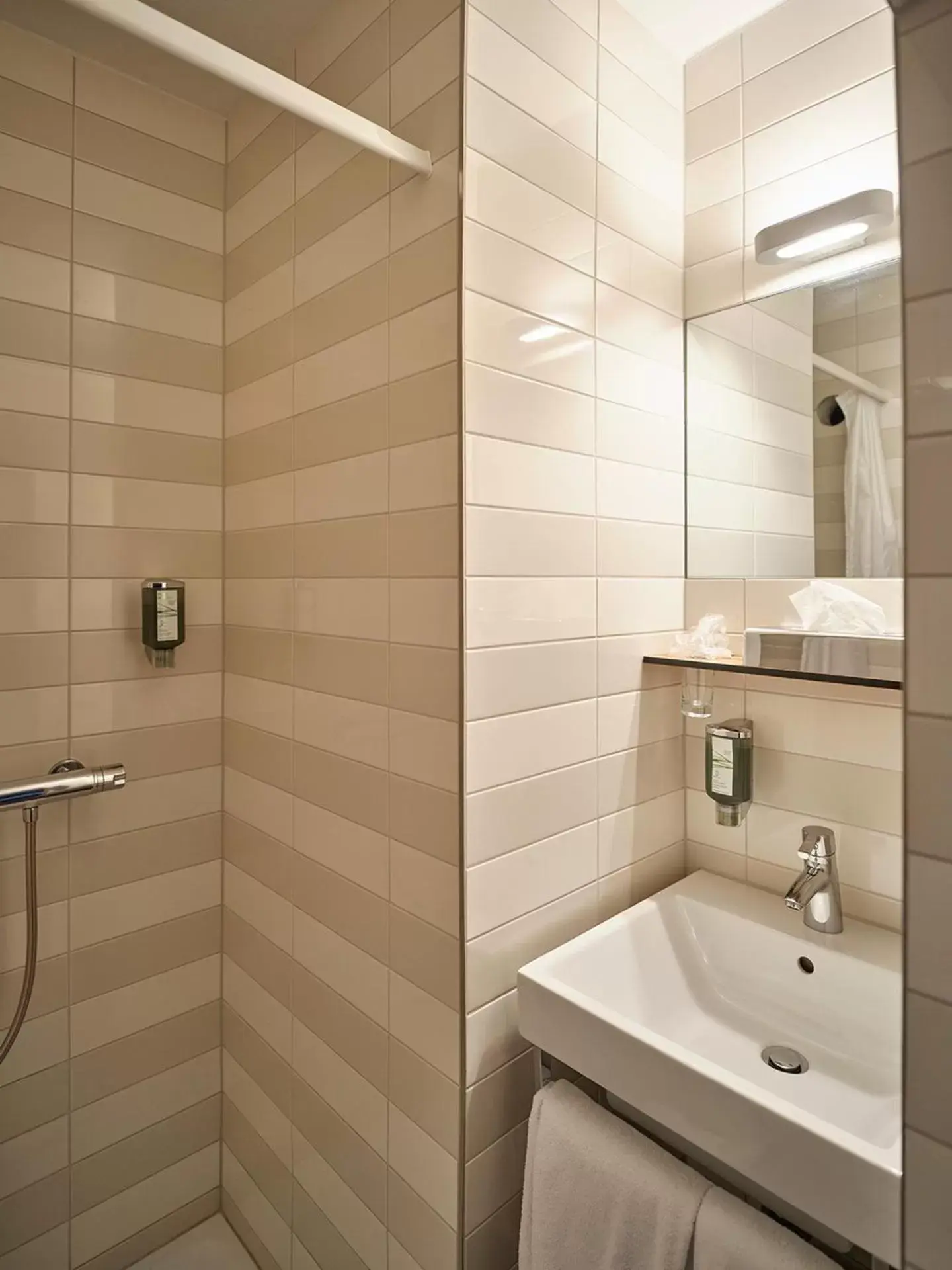 Shower, Bathroom in Hotel Astoria