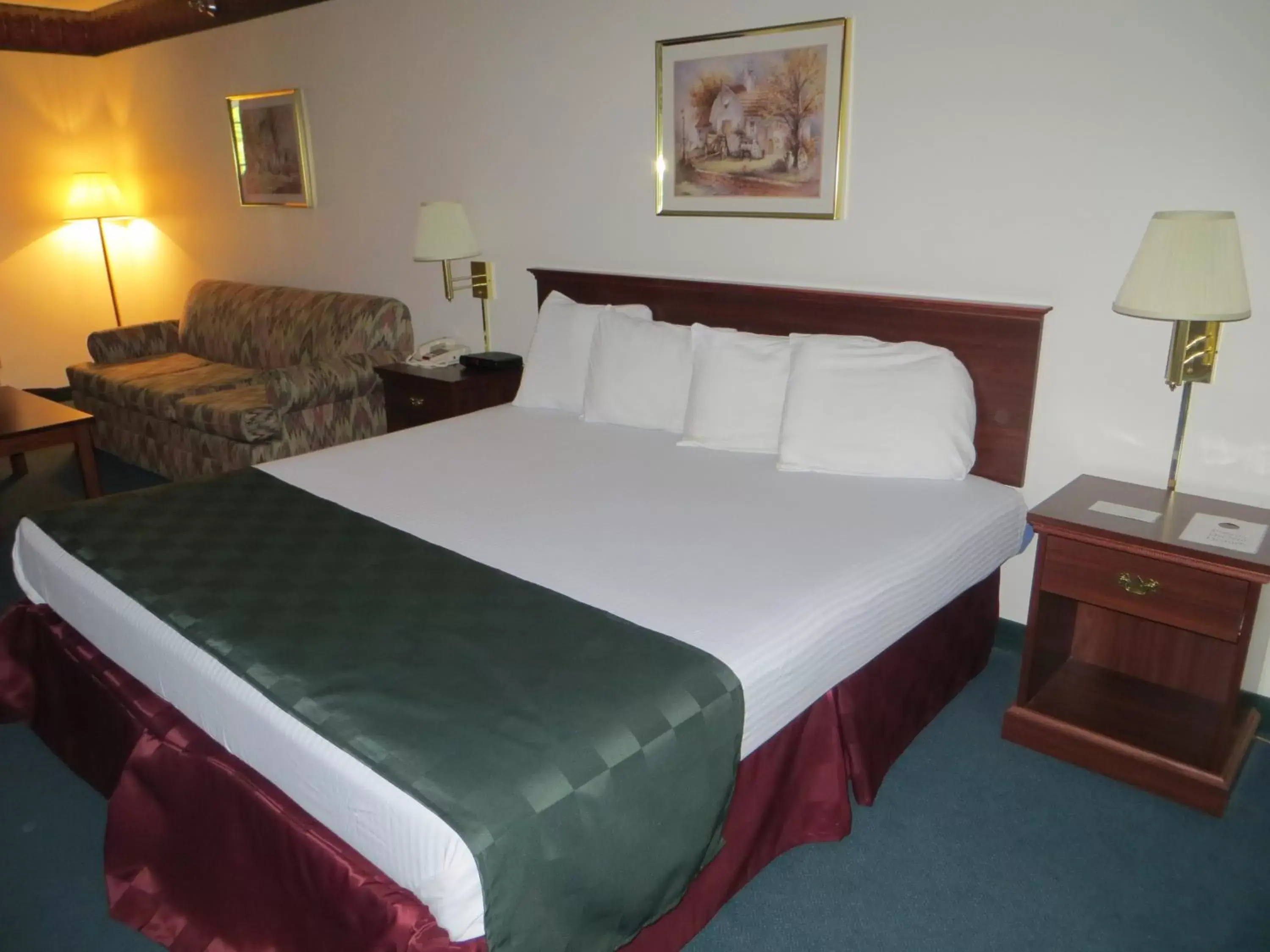 Bed in Heritage Inn