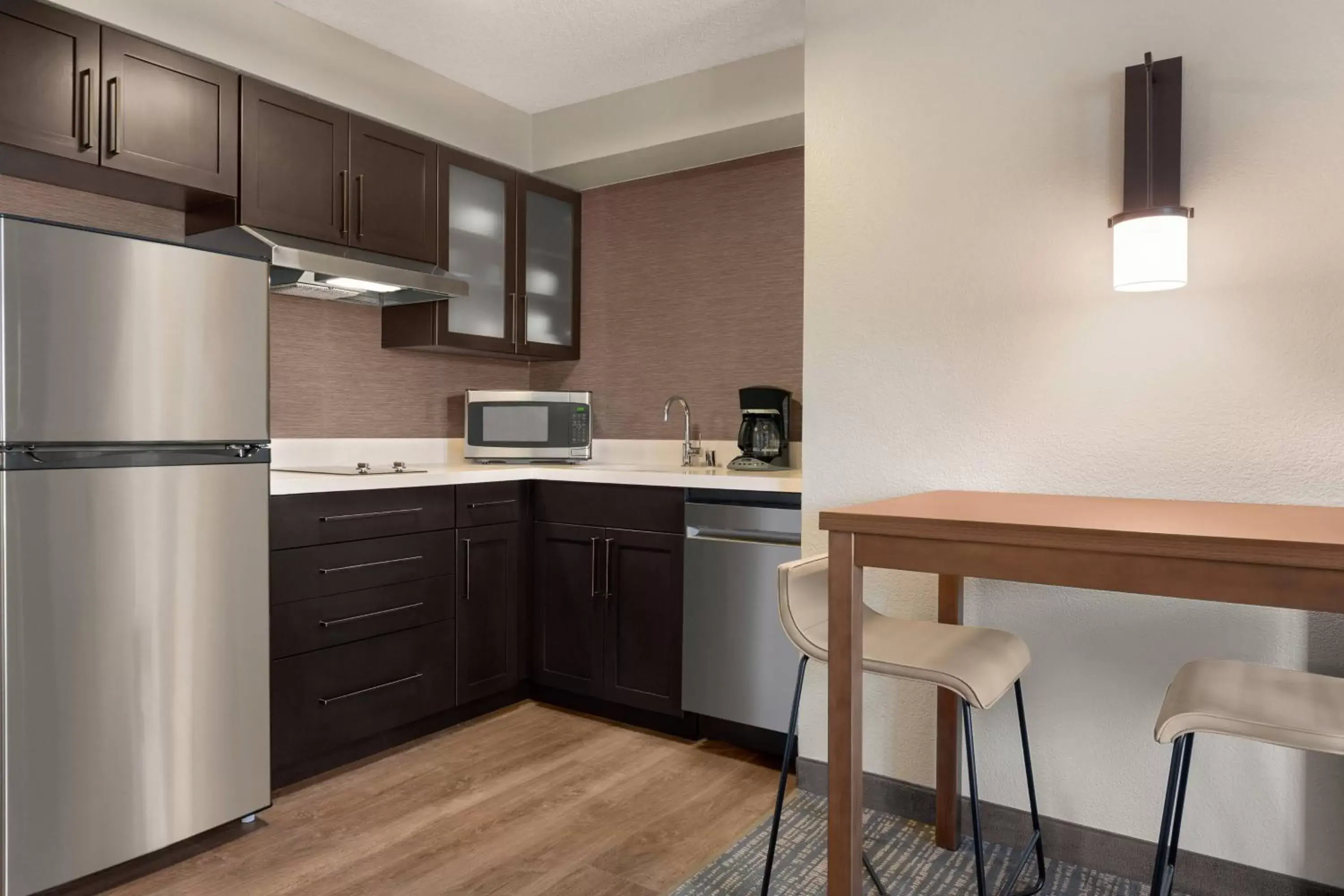 Bedroom, Kitchen/Kitchenette in Residence Inn by Marriott Roseville