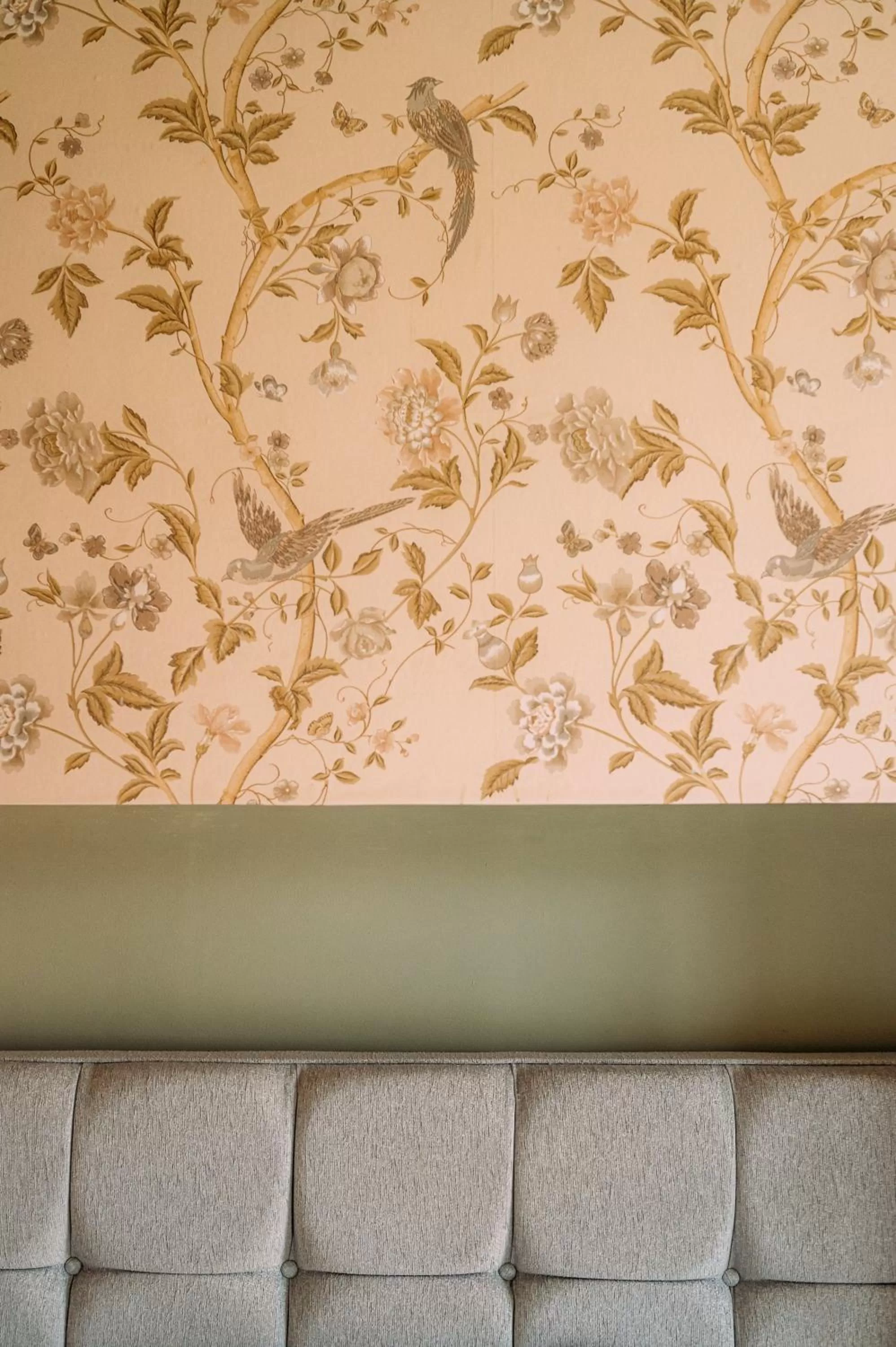 Bedroom in The Queens Hotel