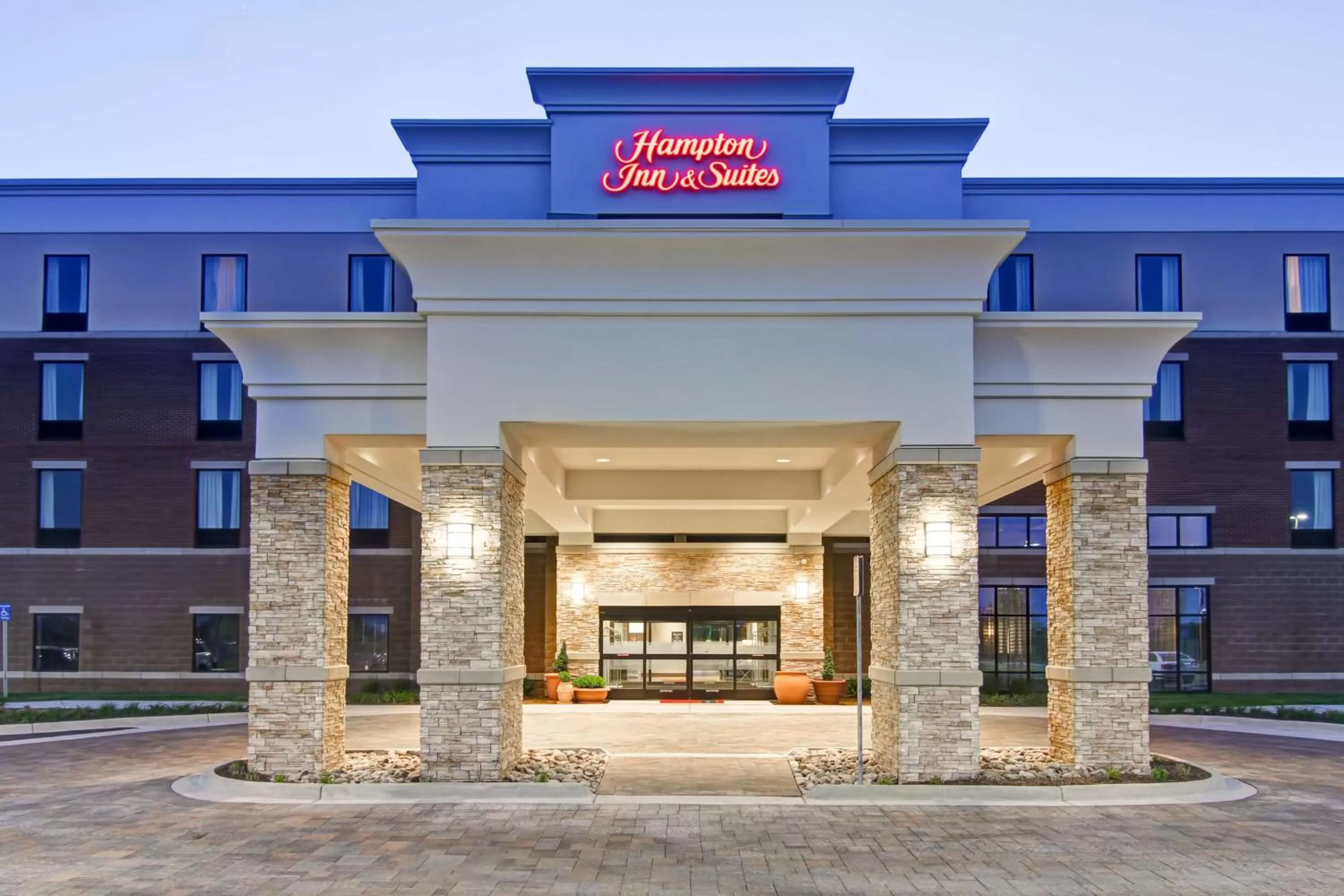 Property building in Hampton Inn & Suites Detroit/Troy