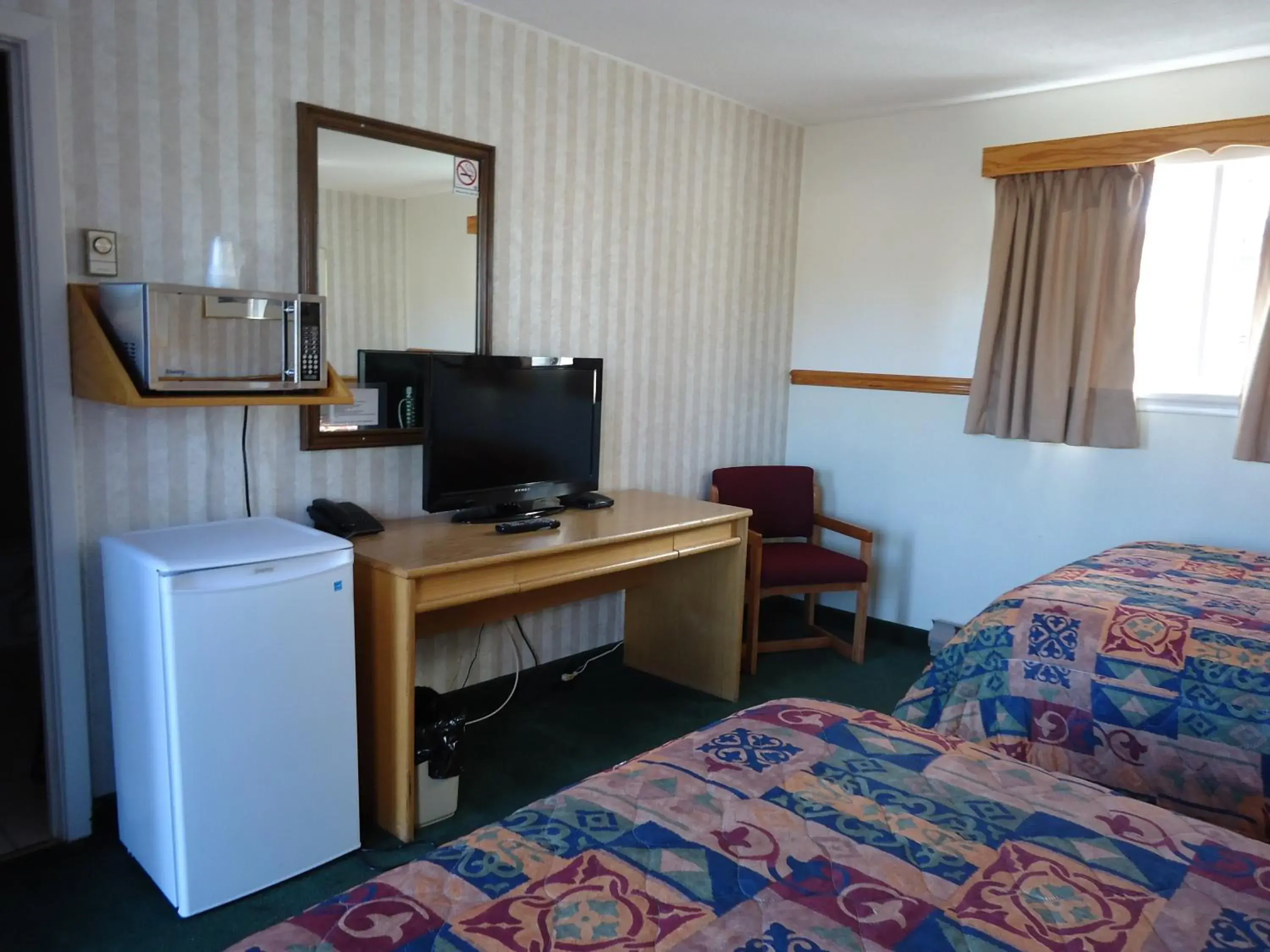 Bed, TV/Entertainment Center in Kingsway Inn