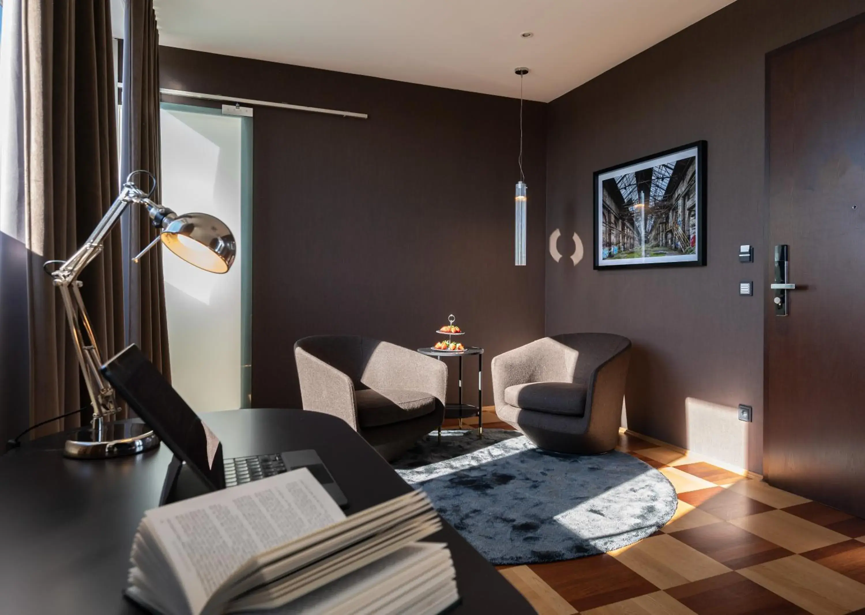 Living room, Seating Area in The New Yorker Hotel Koln-Messe