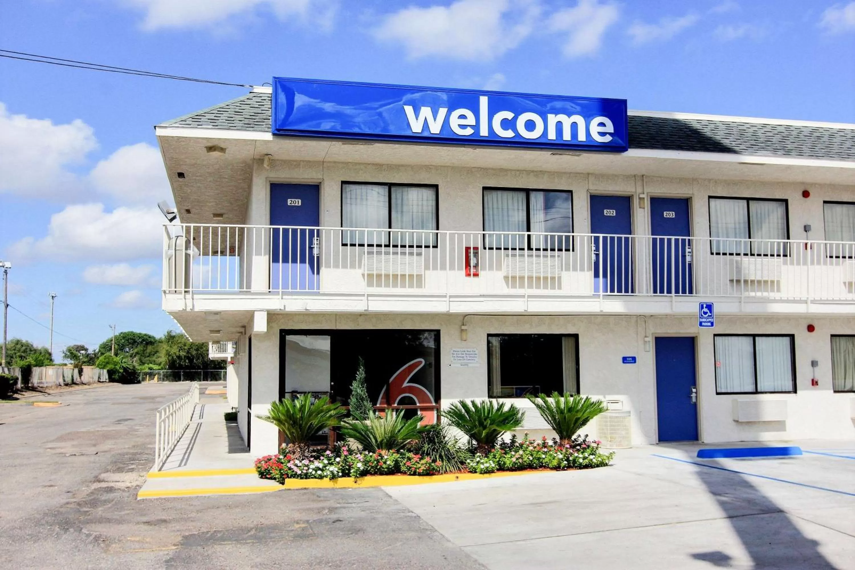 Property building in Motel 6-Kingsville, TX
