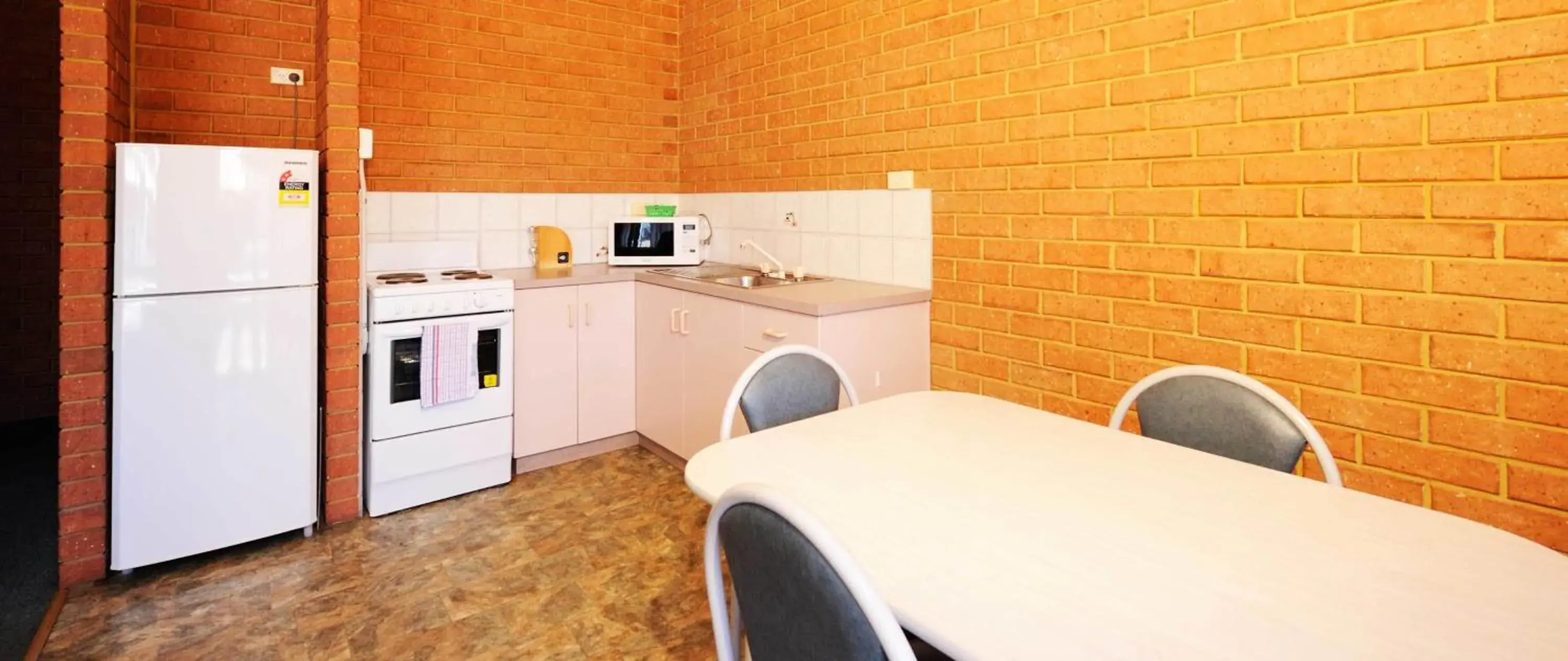 Dining area, Kitchen/Kitchenette in Abrolhos Reef Lodge