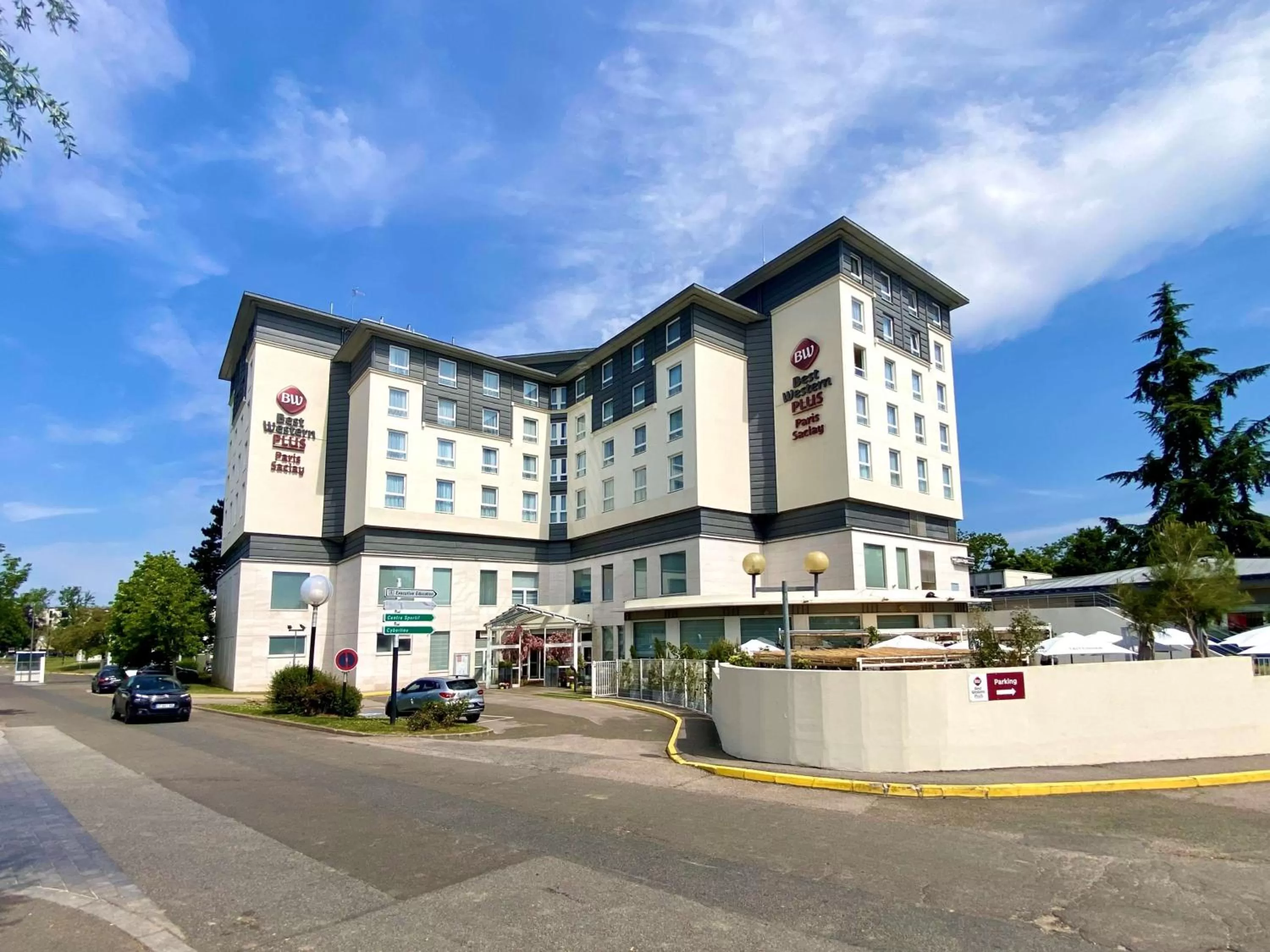 Property building in Best Western Plus Paris Saclay