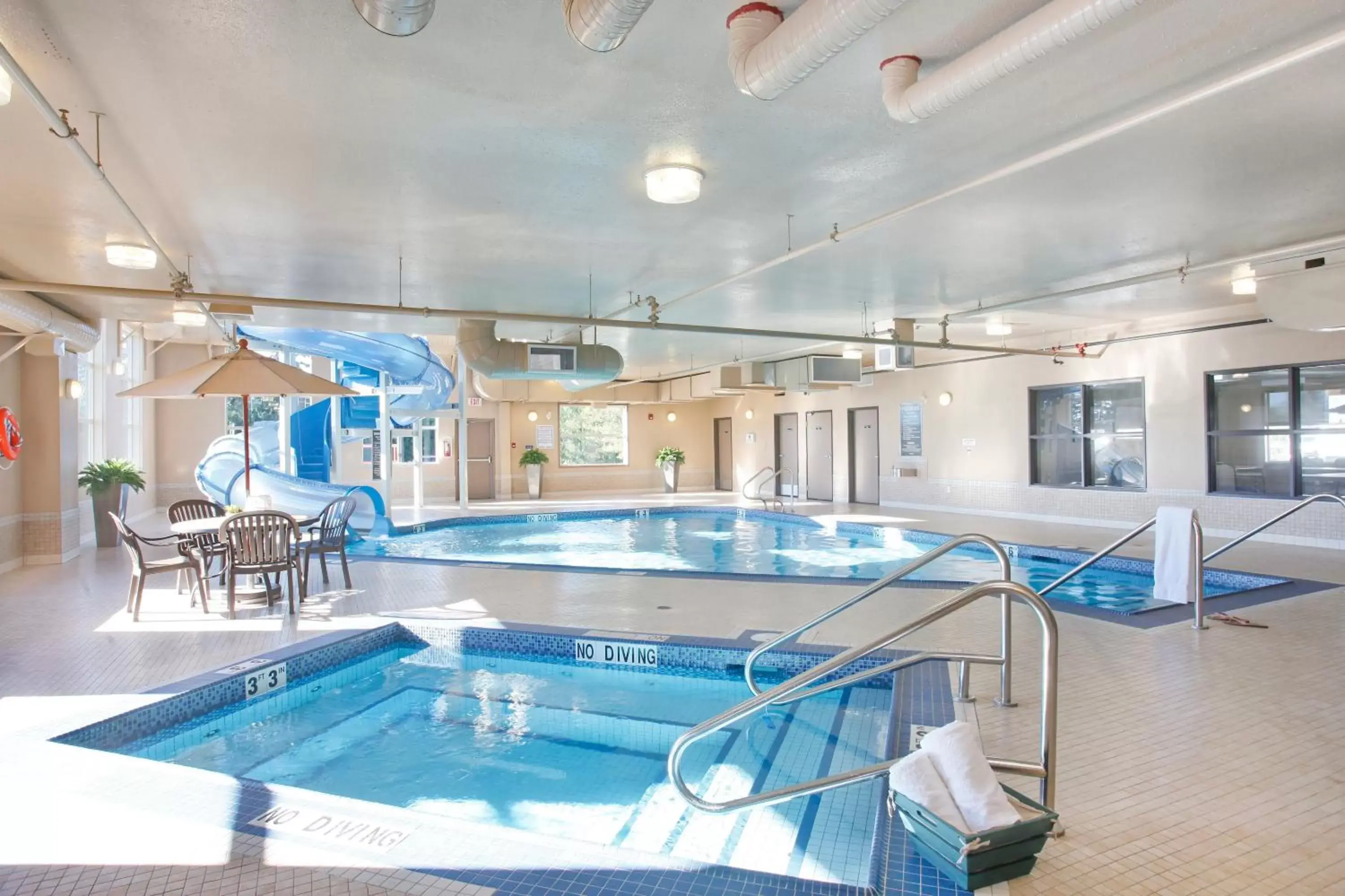 Hot Tub, Swimming Pool in Pomeroy Inn & Suites at Olds College