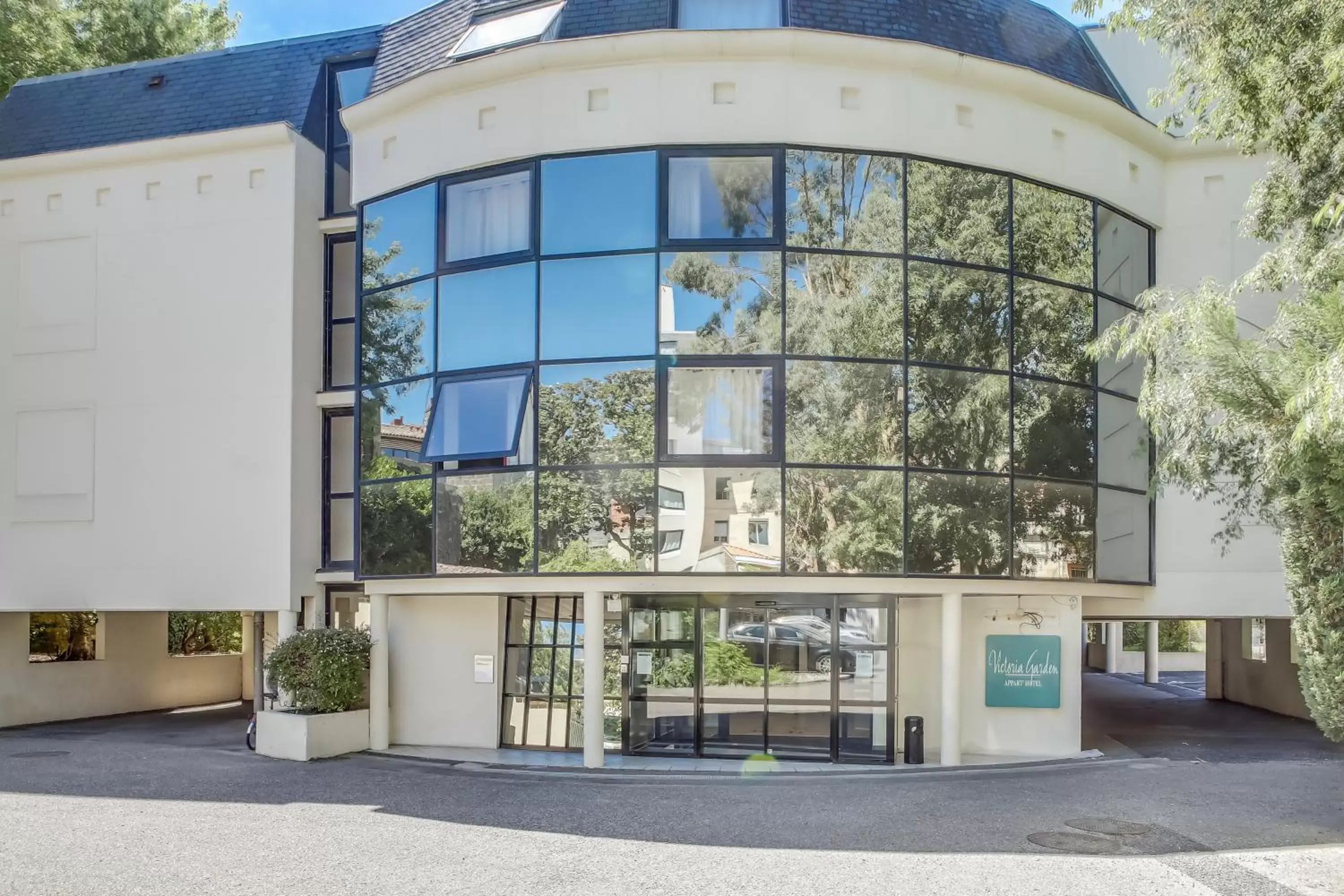 Property building in Victoria Garden Bordeaux Centre Property building in Victoria Garden Bordeaux Centre